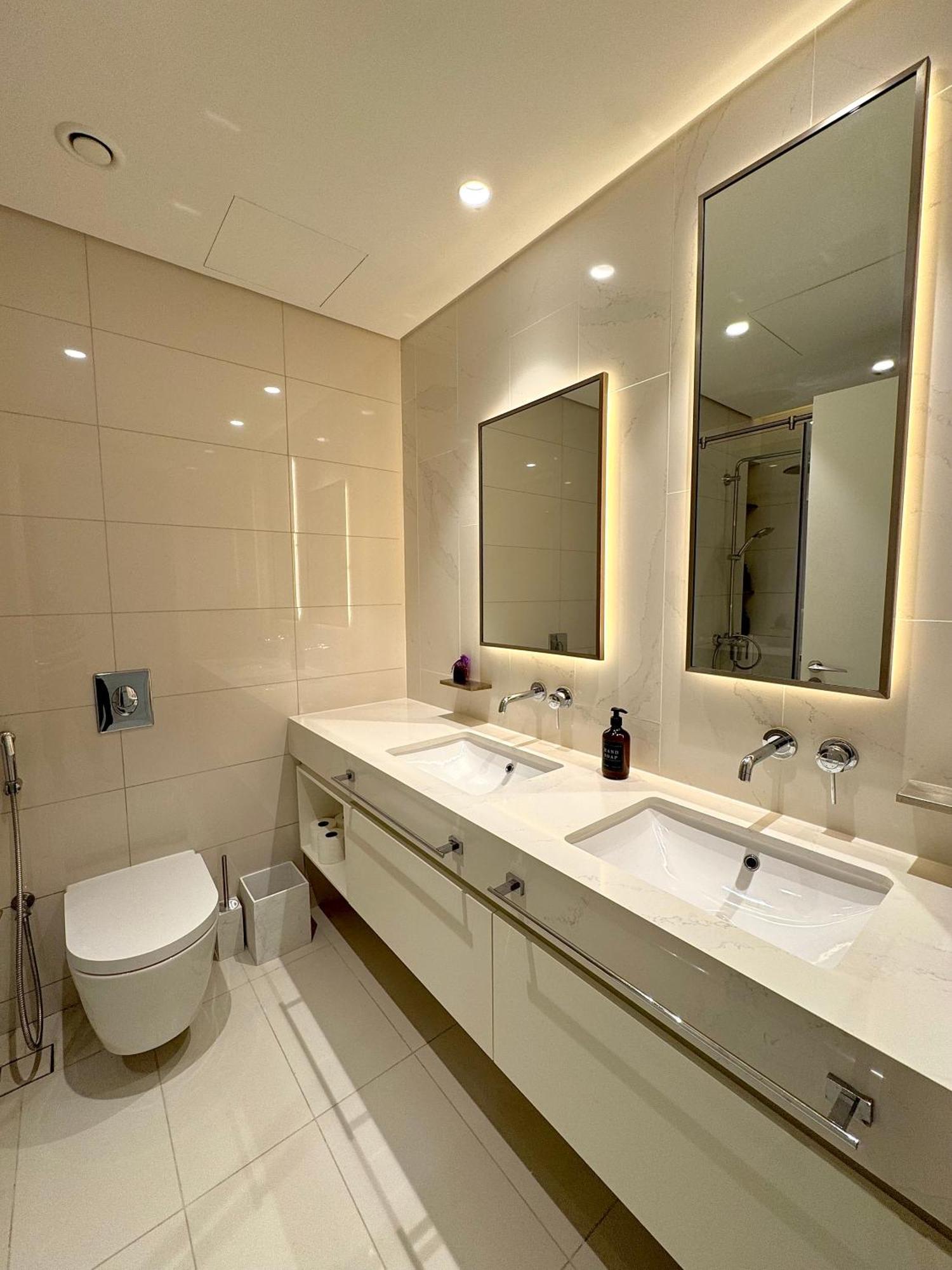 Luxury 2 Bedroom With Sea Views & Private Access *