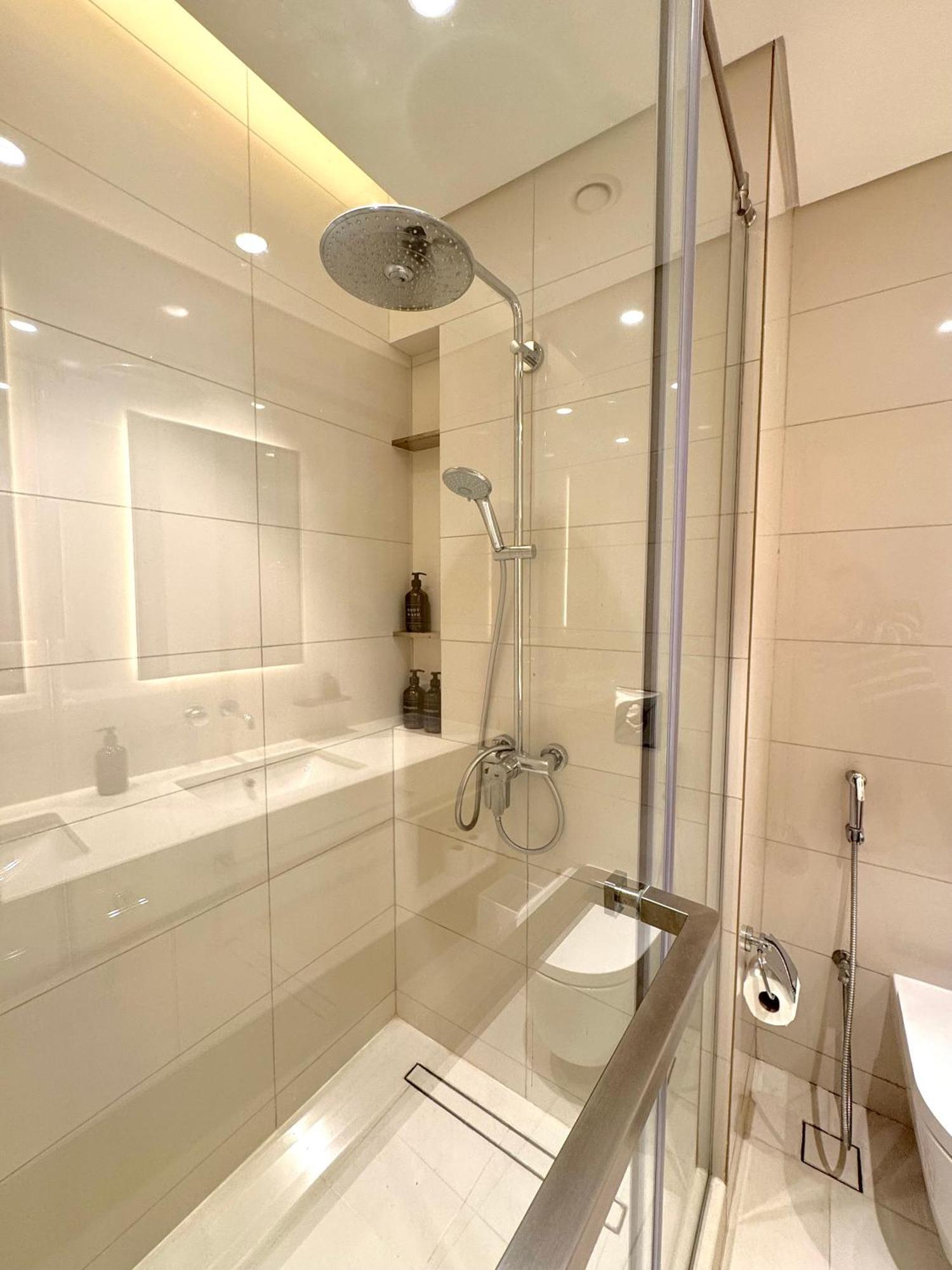 Luxury 2 Bedroom With Sea Views & Private Access Apartment