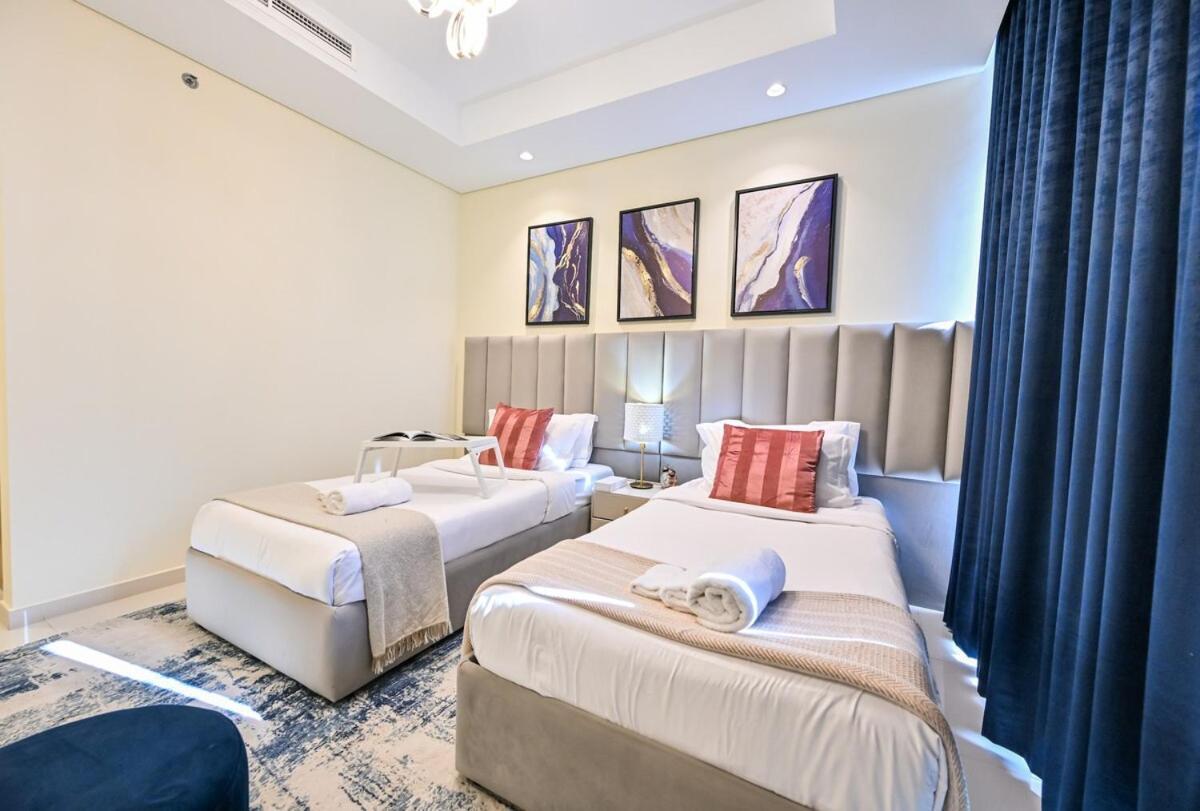 New 2 Bed Burj Khalifa View, 64th Floor Infinity Pool Apartment *