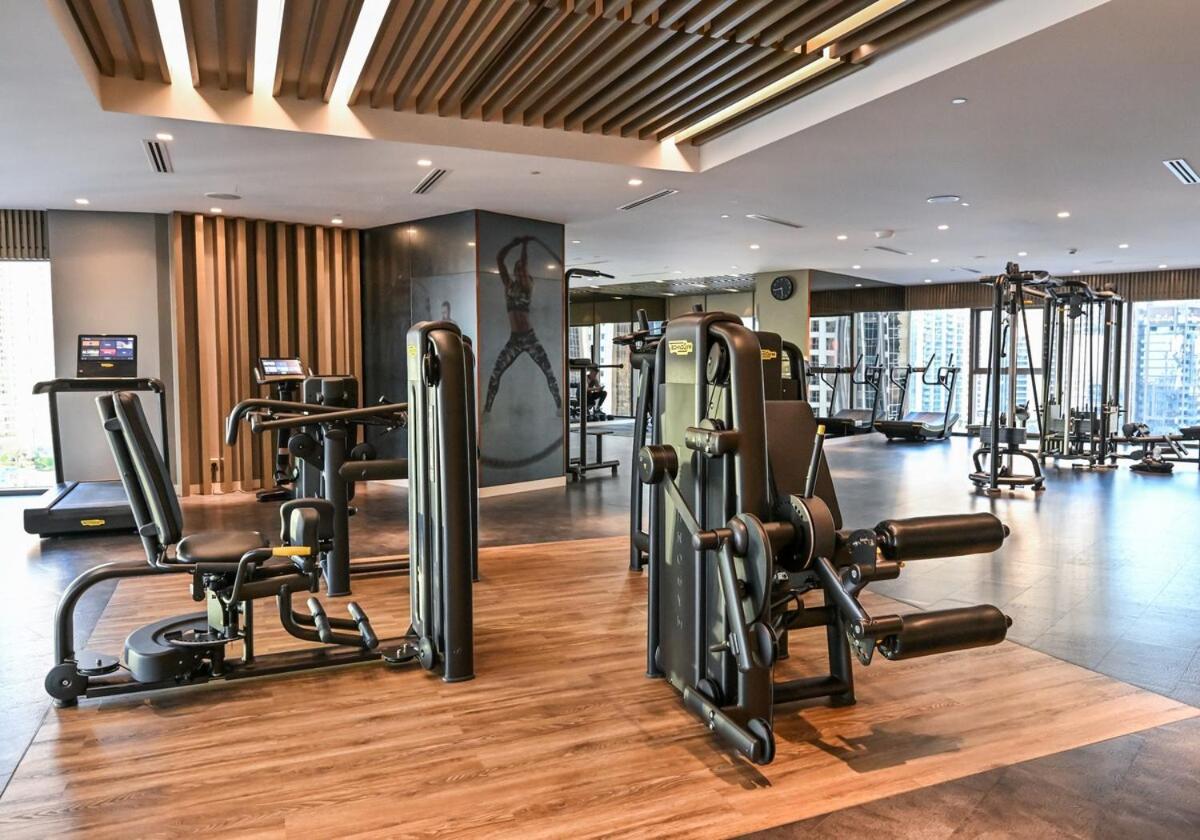 New 2 Bed Burj Khalifa View, 64th Floor Infinity Pool Apartment *