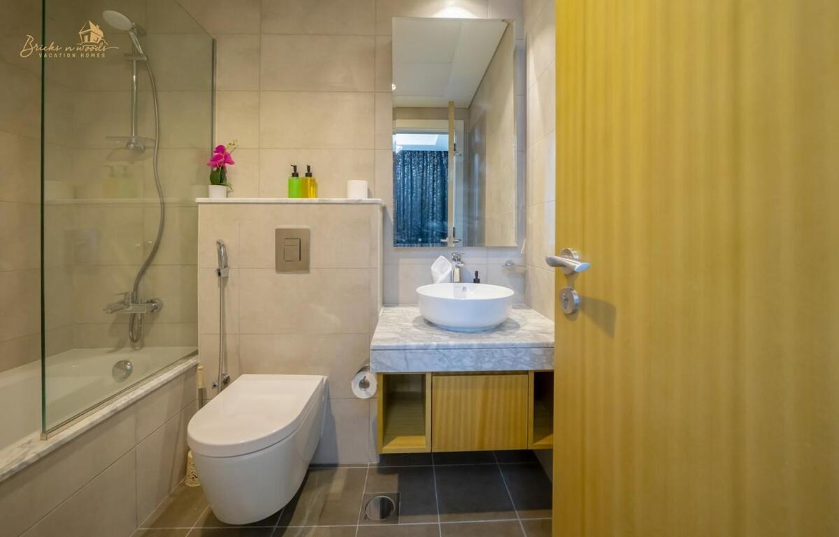 Modern Sunset View 2bhk 6pax Holiday home Dubai