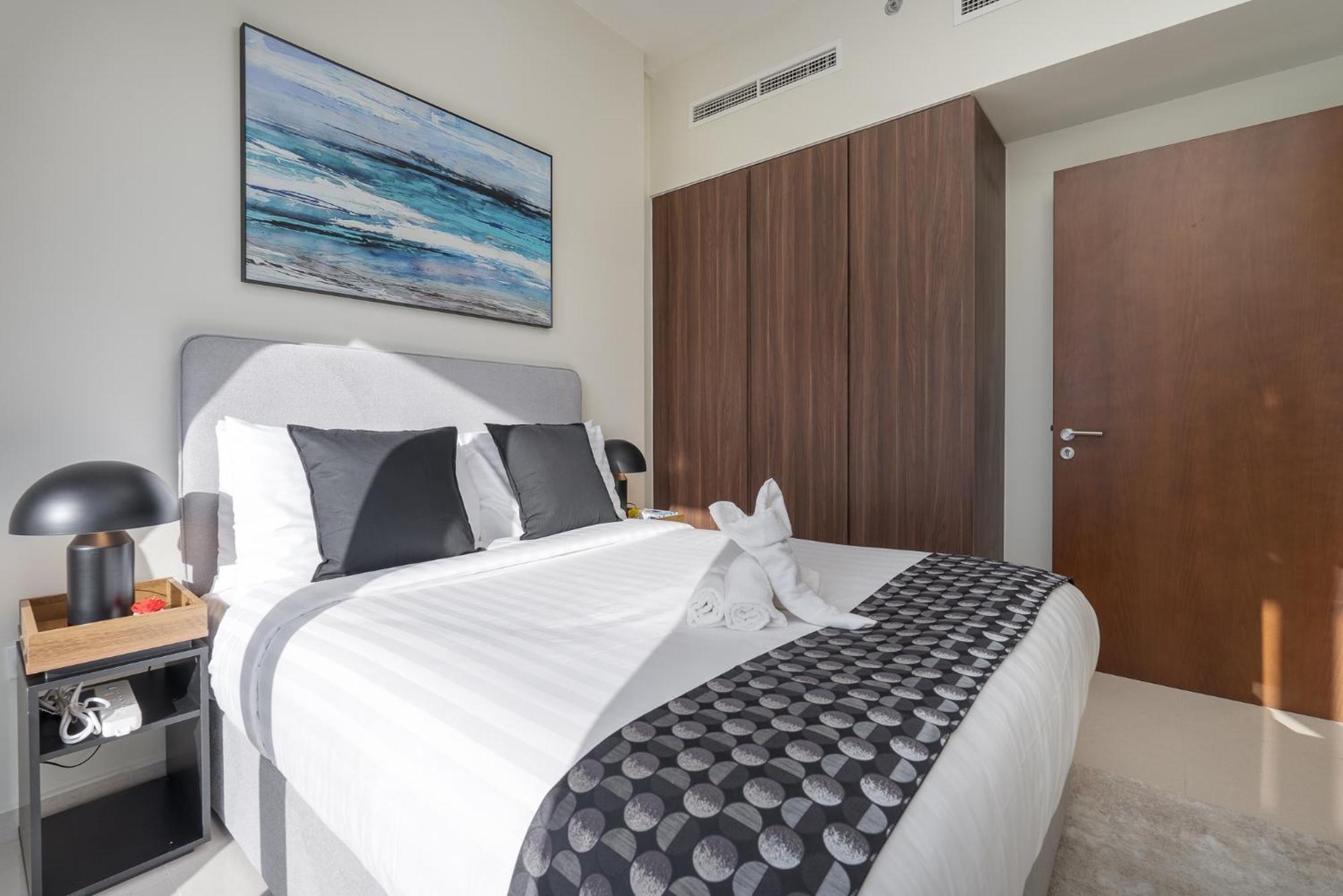 Stunning Burj View - Cozy 2br - 5 Min Mall Apartment