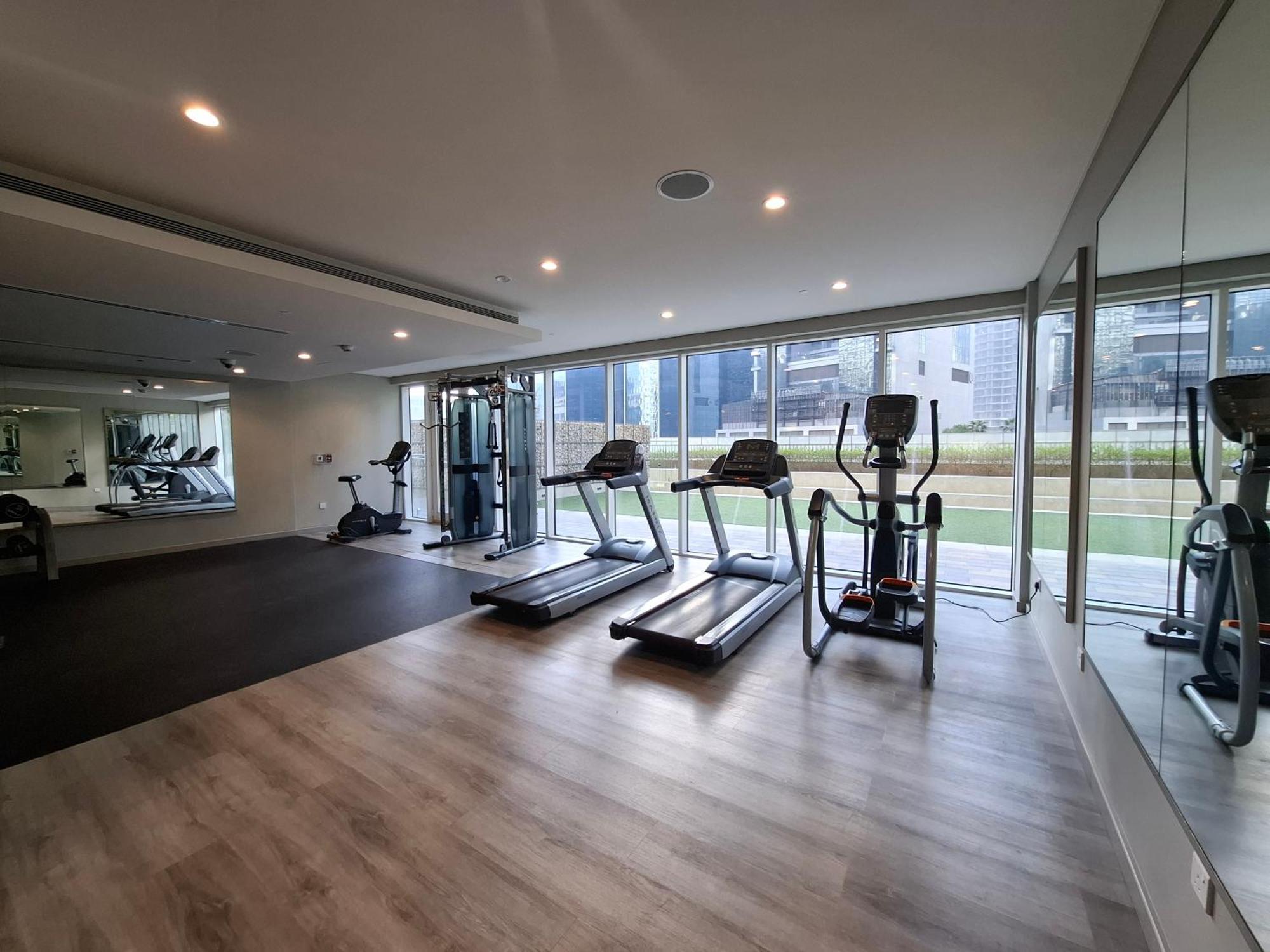 Stunning Burj View - Cozy 2br - 5 Min Mall Apartment *