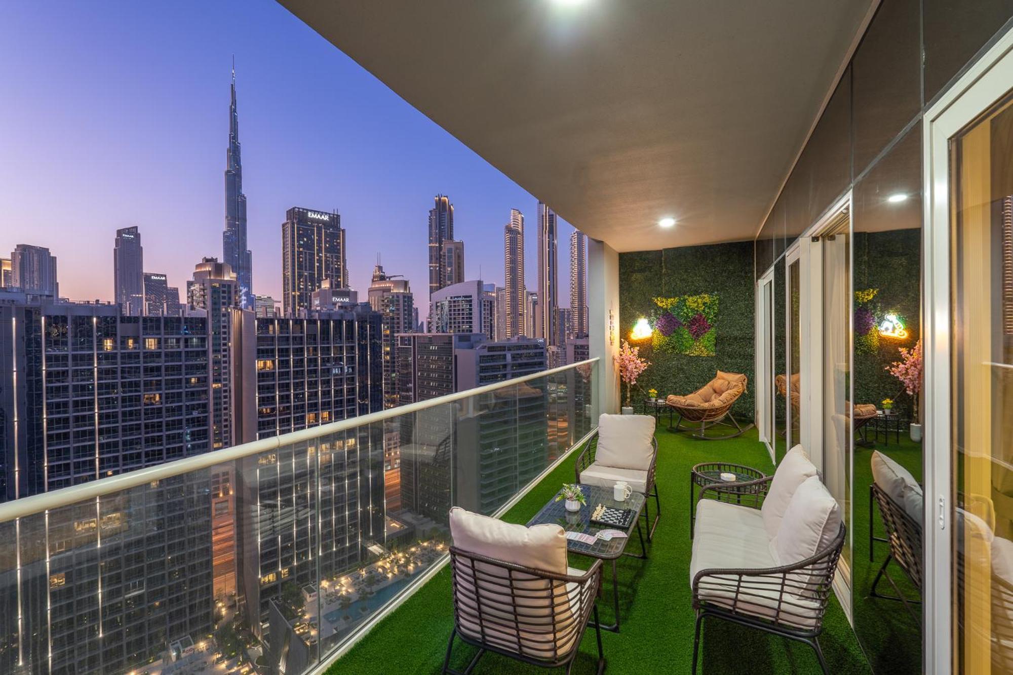 Stunning Burj View - Cozy 2br - 5 Min Mall Apartment *