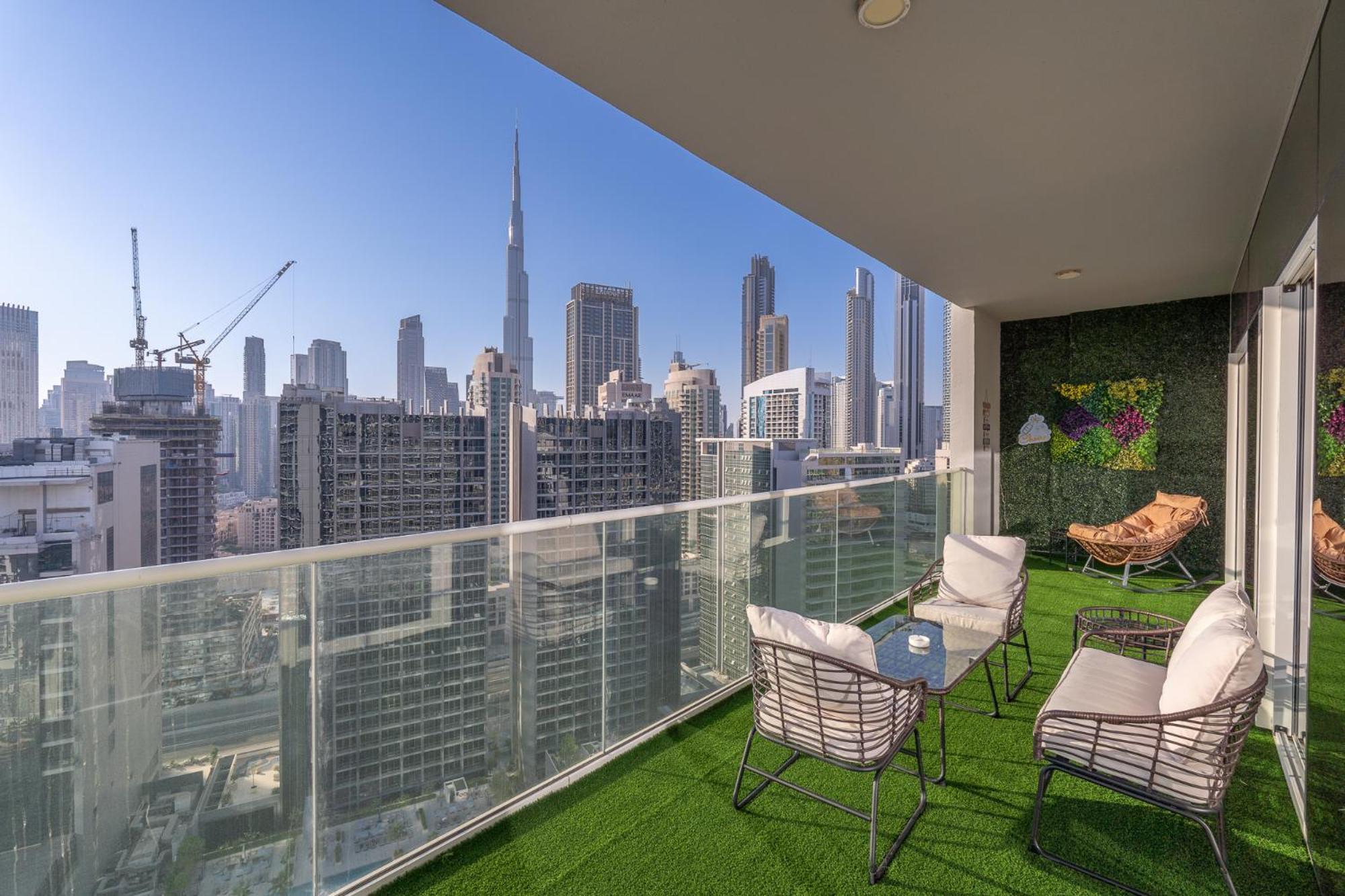 Stunning Burj View - Cozy 2br - 5 Min Mall Apartment *