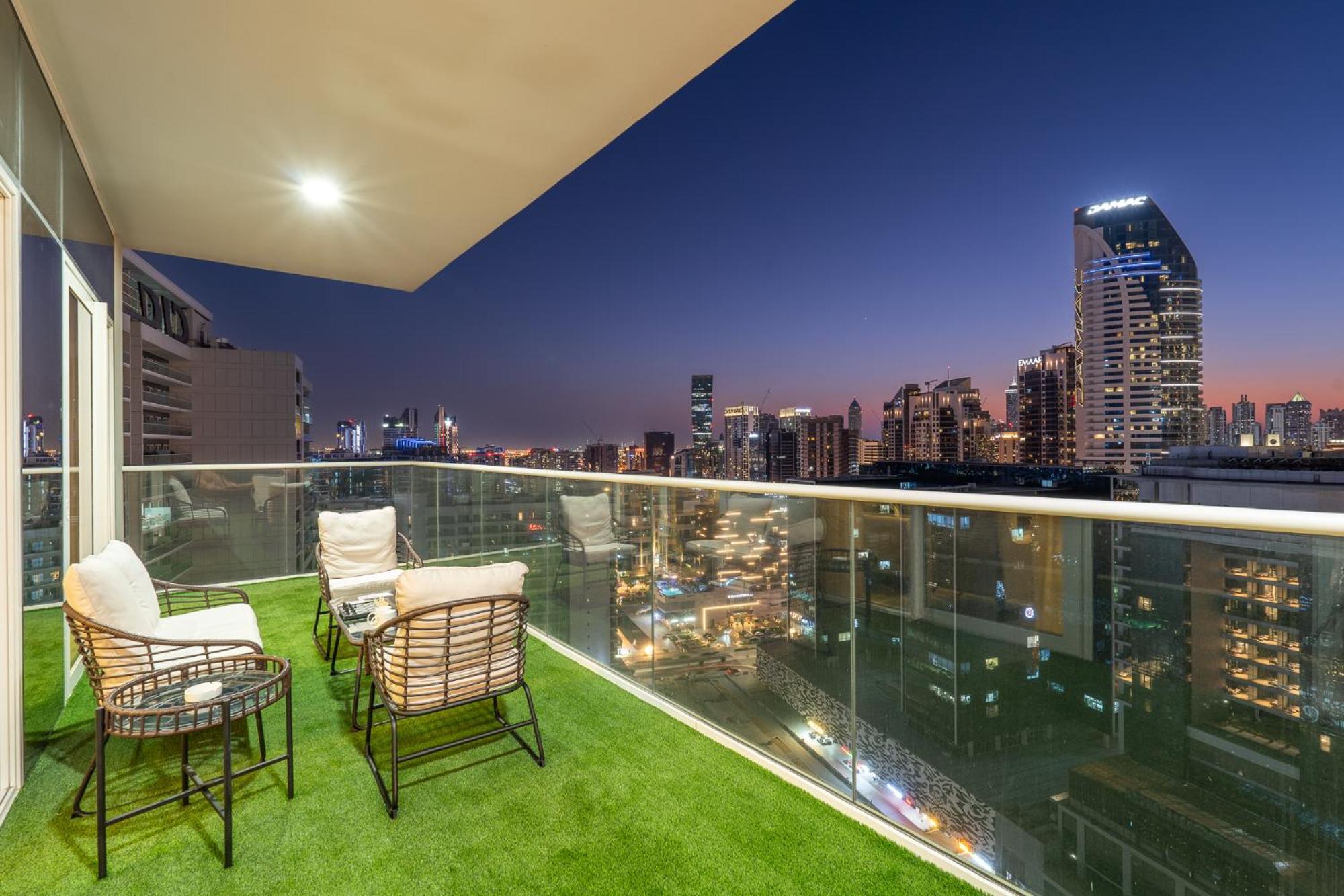 Stunning Burj View - Cozy 2br - 5 Min Mall Apartment Dubai