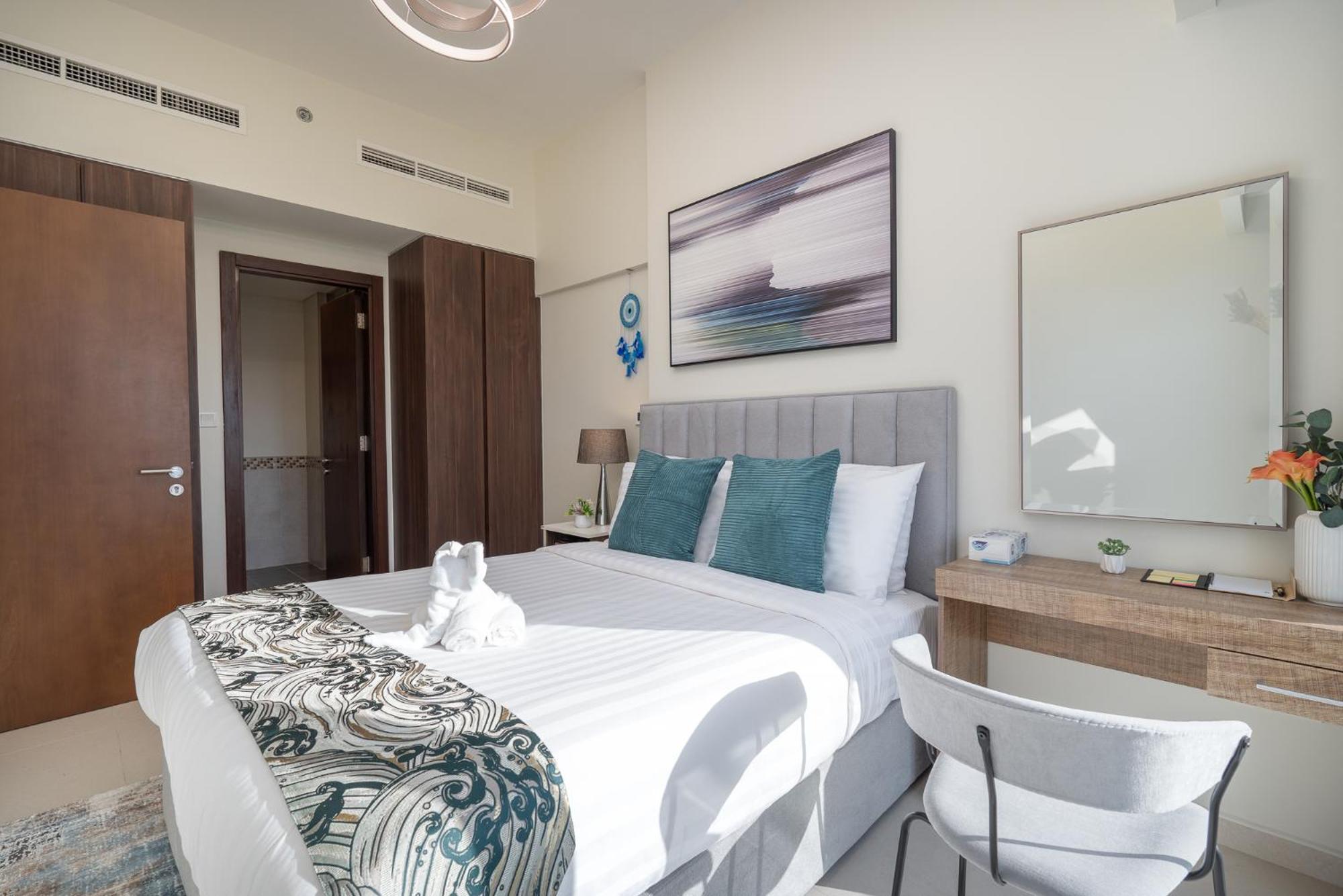 Stunning Burj View - Cozy 2br - 5 Min Mall Apartment *