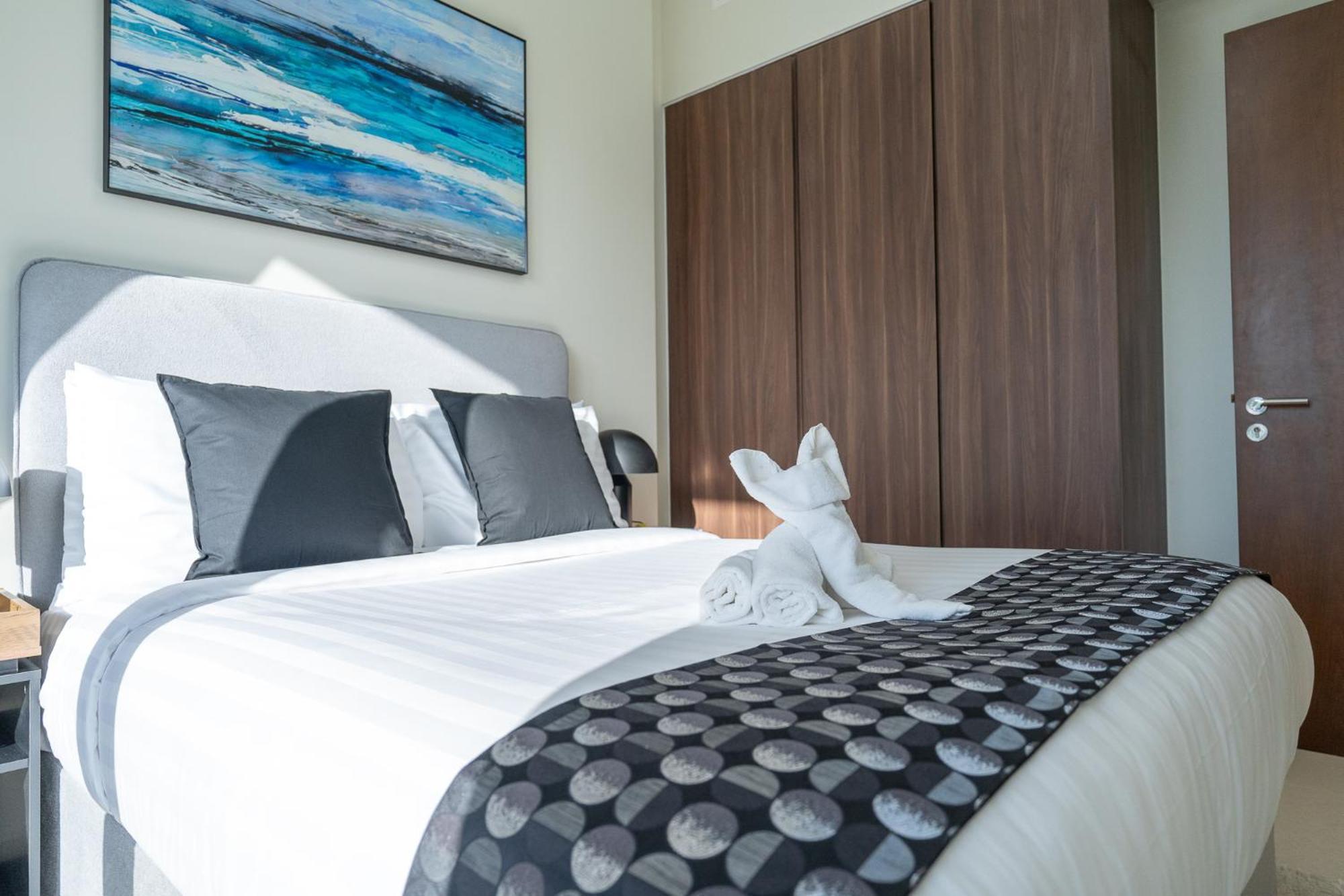 Stunning Burj View - Cozy 2br - 5 Min Mall Apartment *