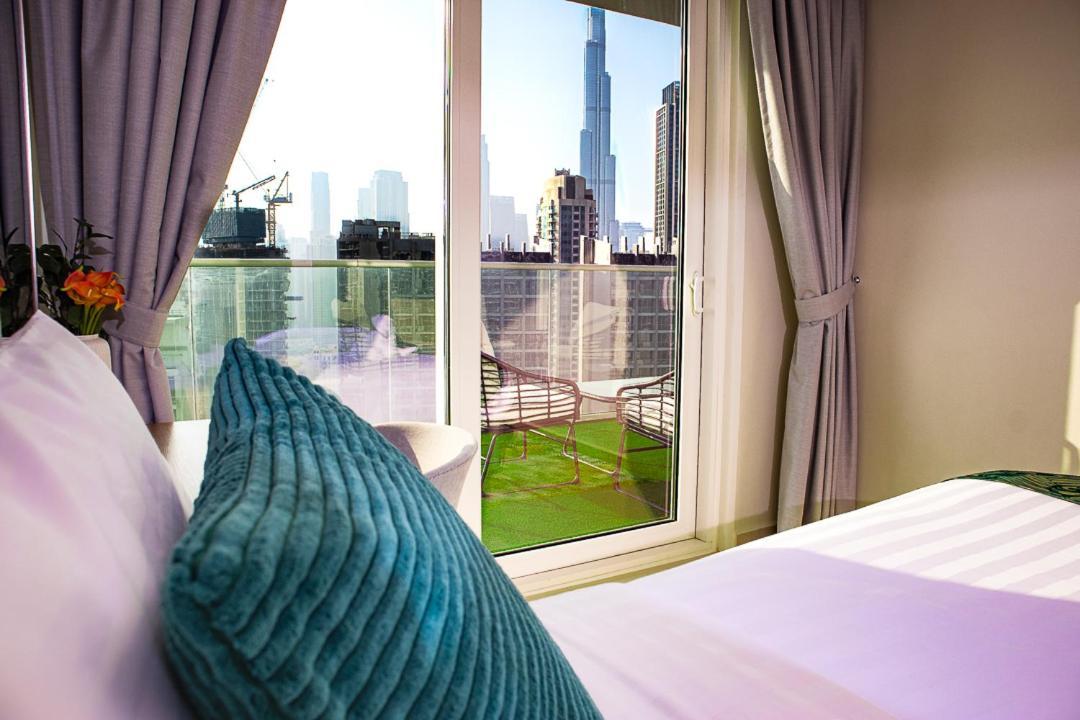 Stunning Burj View - Cozy 2br - 5 Min Mall Apartment *