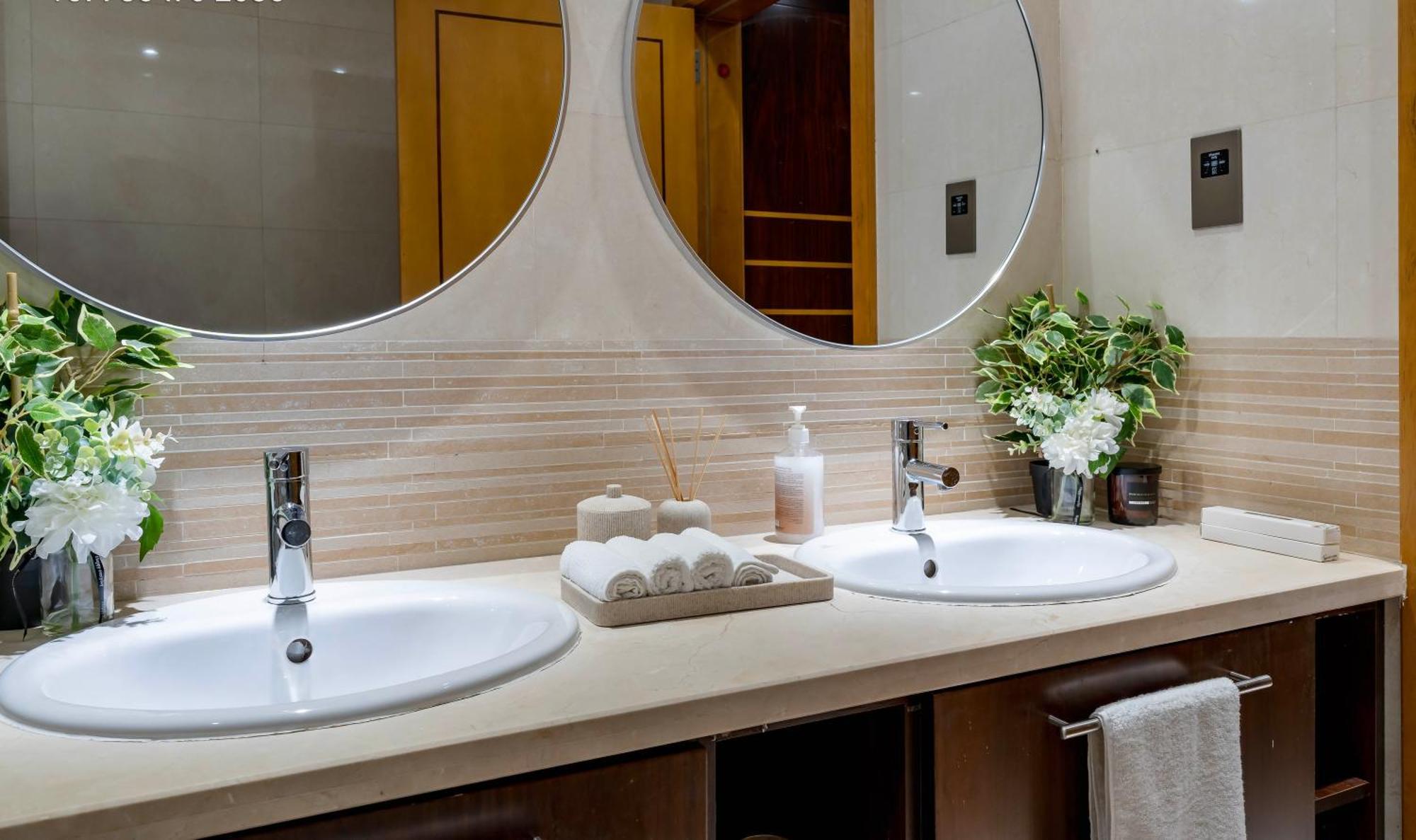 Usmans Brand New Duplex 5 Bedrooms Marina Trident Bayside 4 With 4 En-suite Washrooms Apartment *