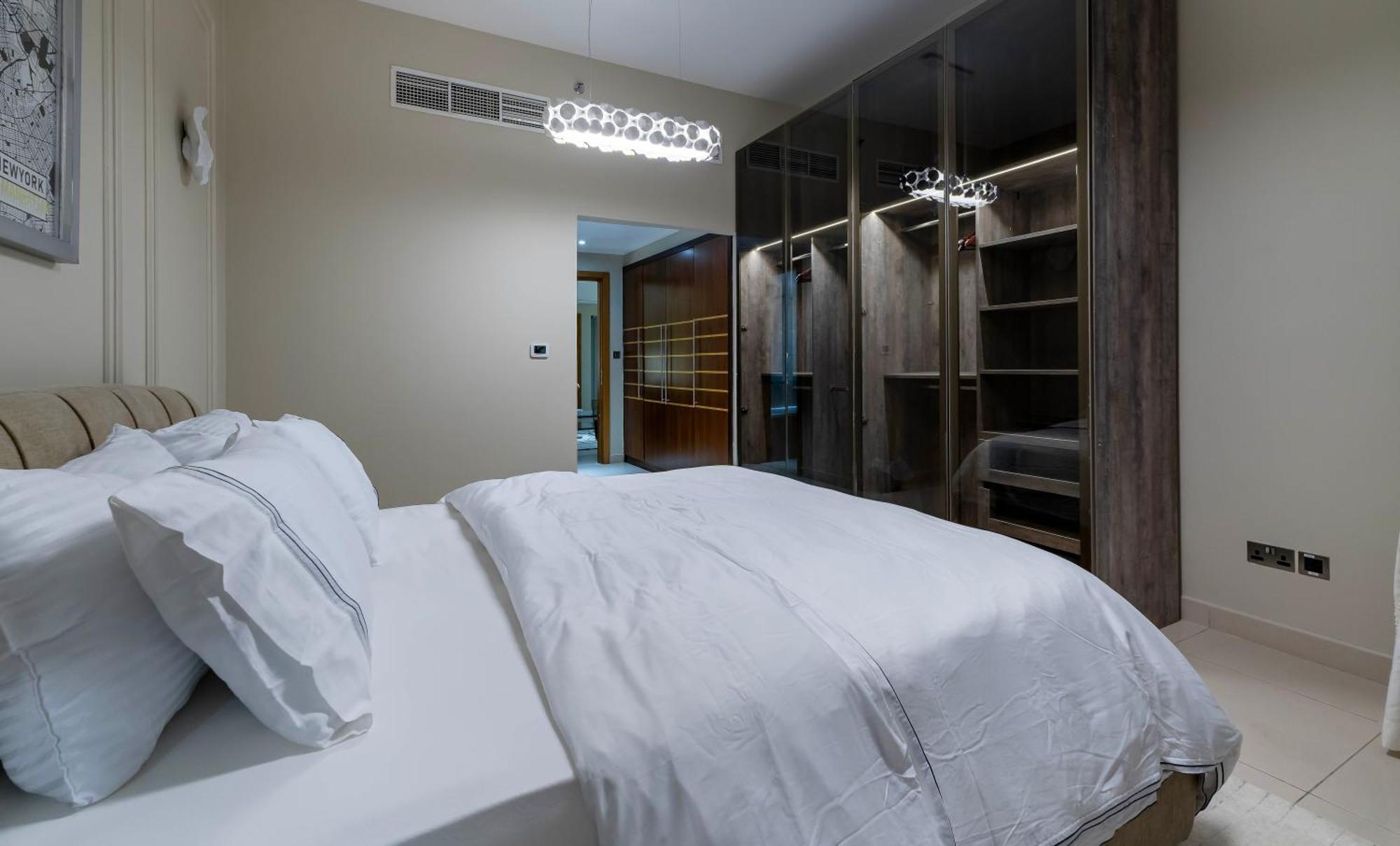 Usmans Brand New Duplex 5 Bedrooms Marina Trident Bayside 4 With 4 En-suite Washrooms Apartment