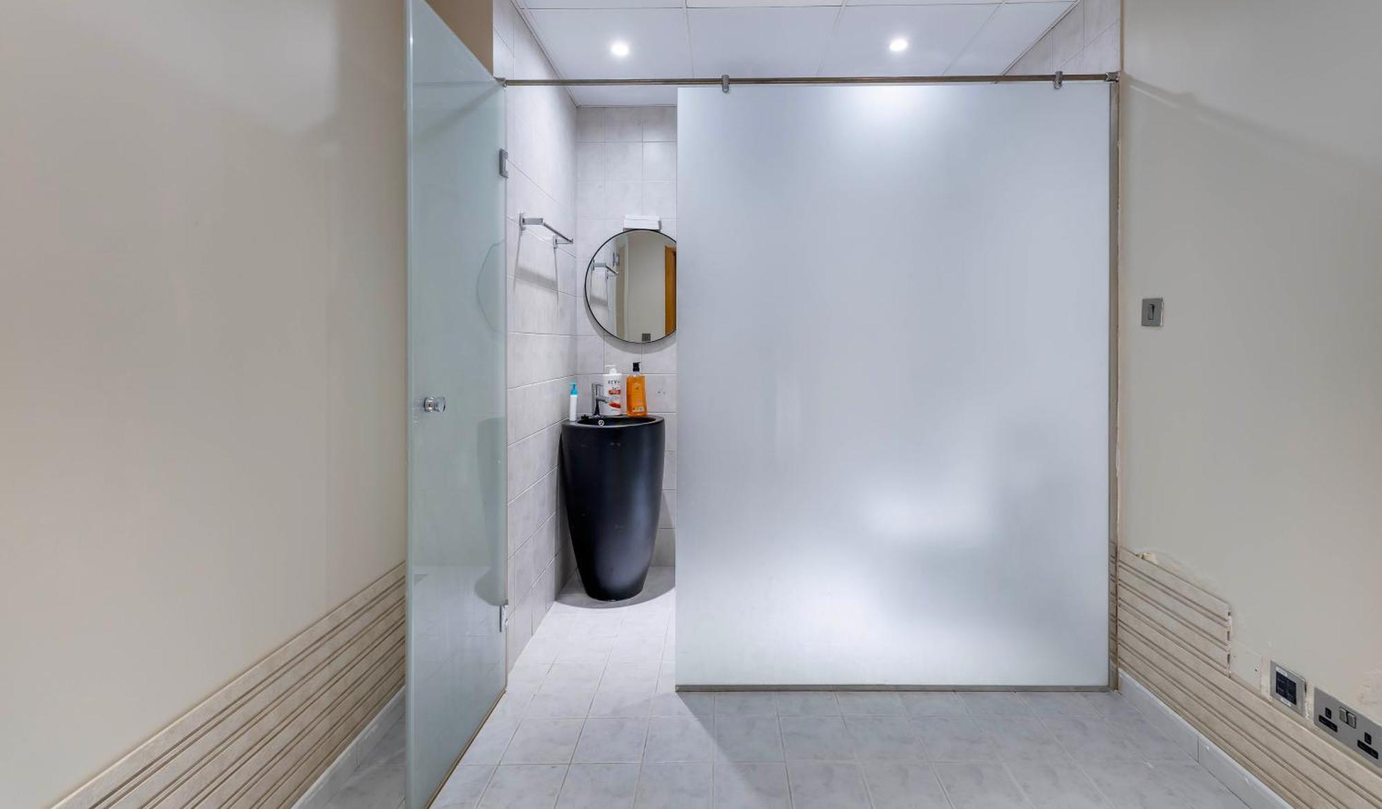 Usmans Brand New Duplex 5 Bedrooms Marina Trident Bayside 4 With 4 En-suite Washrooms Apartment *