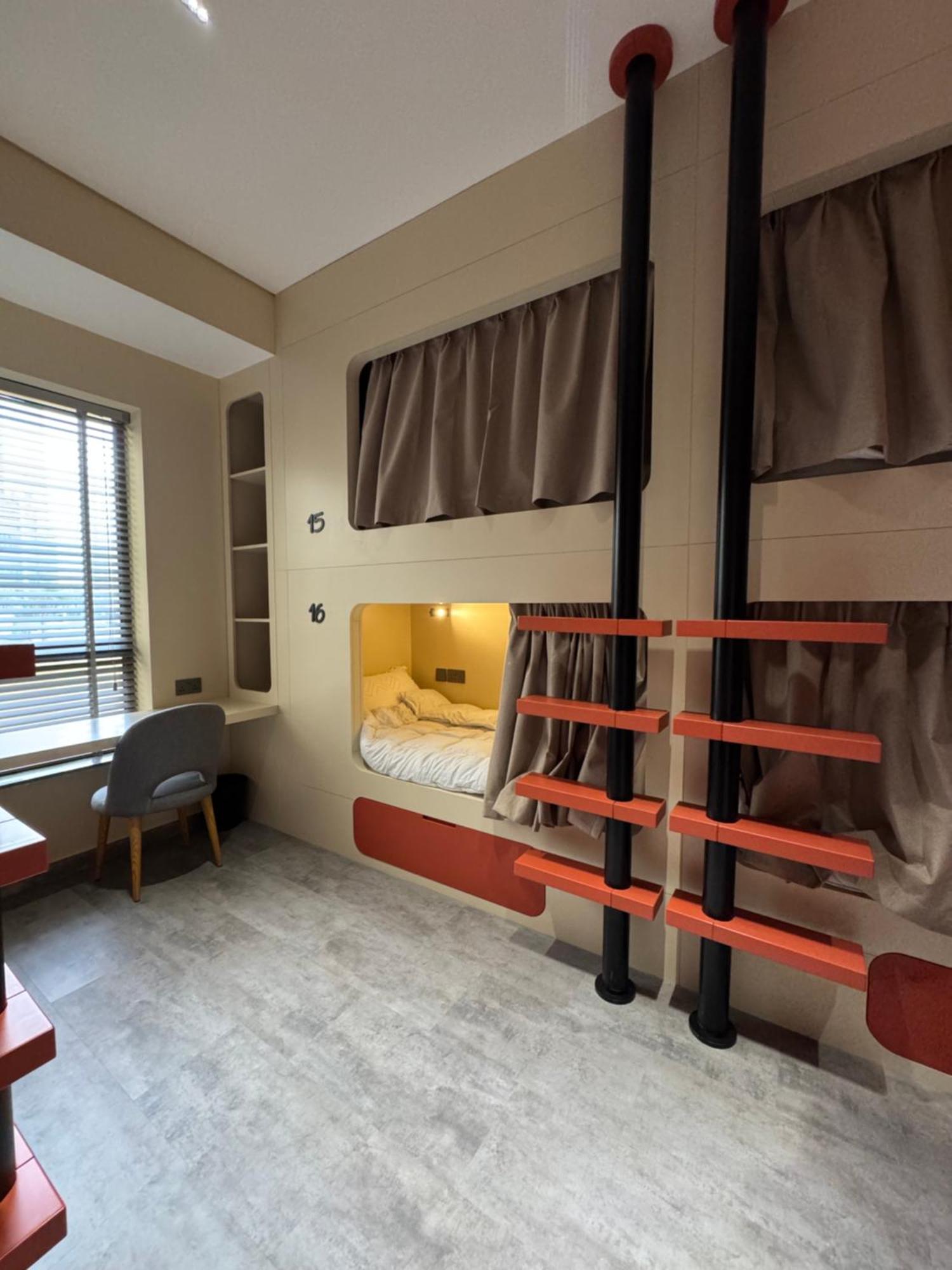 4 Friends Jbr Capsule hotel *