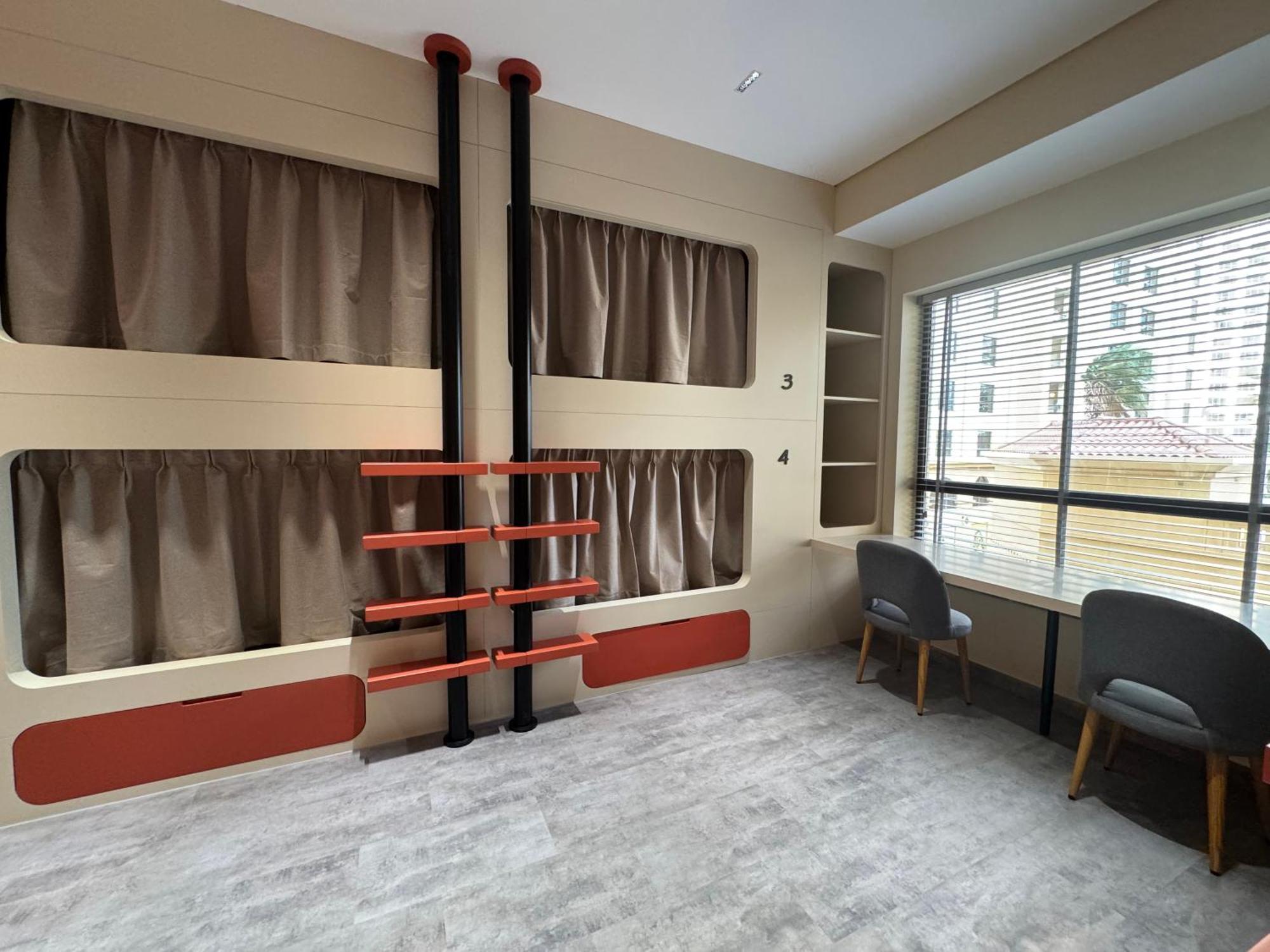Capsule hotel 4 Friends Jbr *