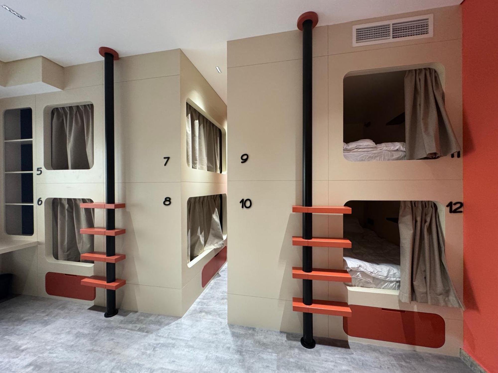 Capsule hotel 4 Friends Jbr *