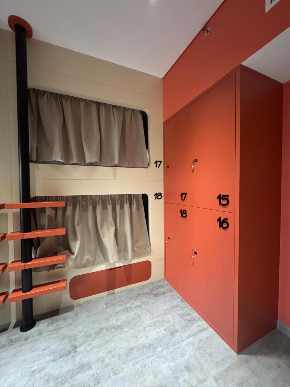 Capsule hotel 4 Friends Jbr