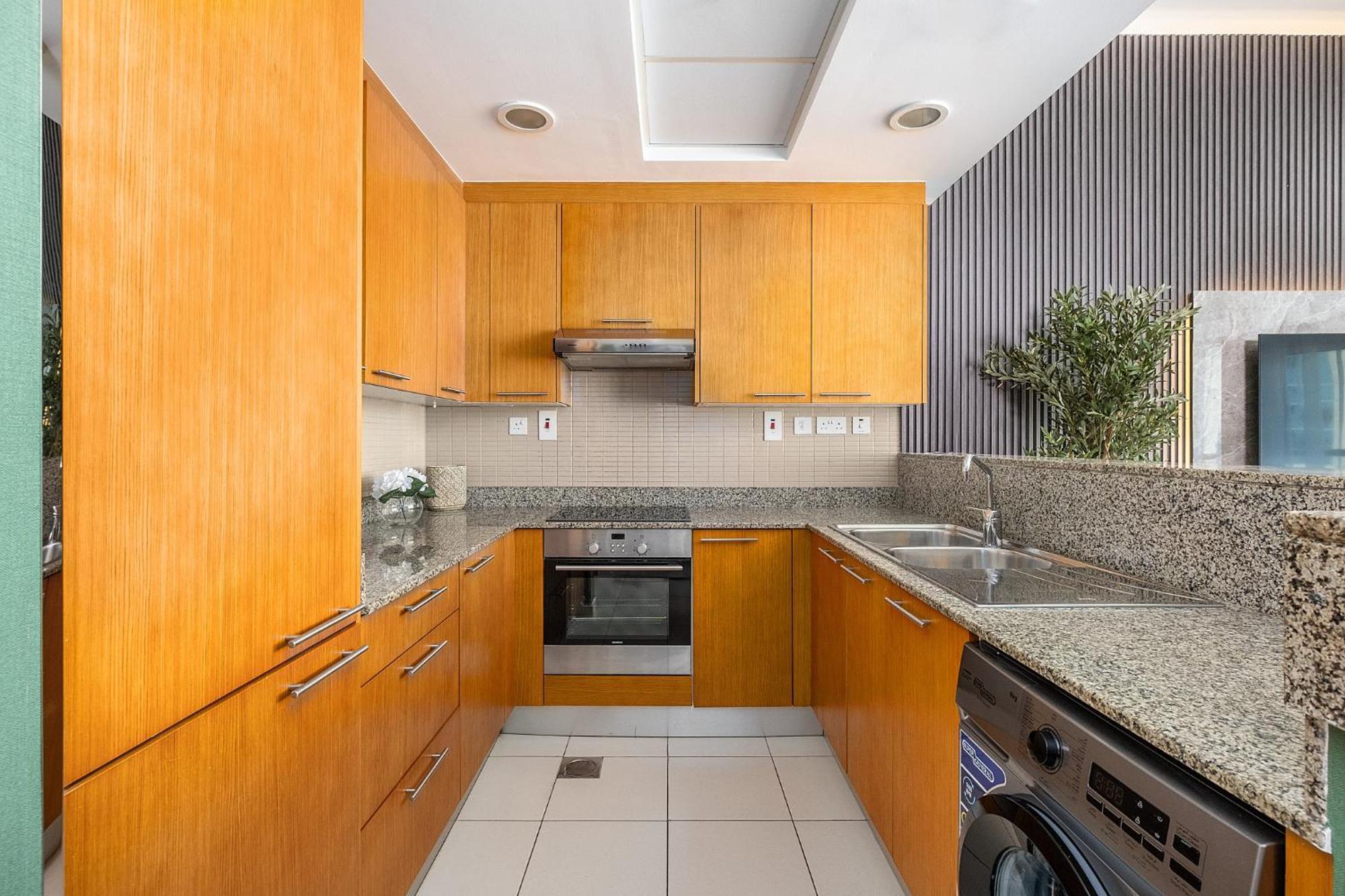 Daire Escape 24 Homes - Bay Square - Business Bay Dubai