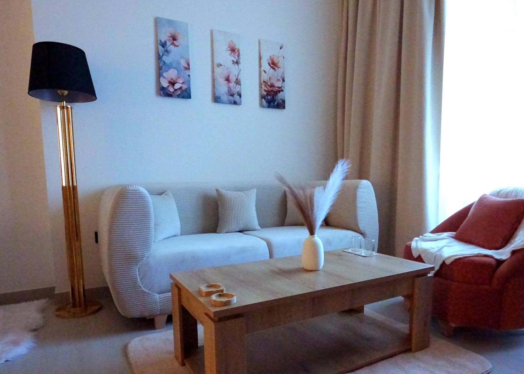 Apartment Modern Chic 1 Bhk In Binghatti House