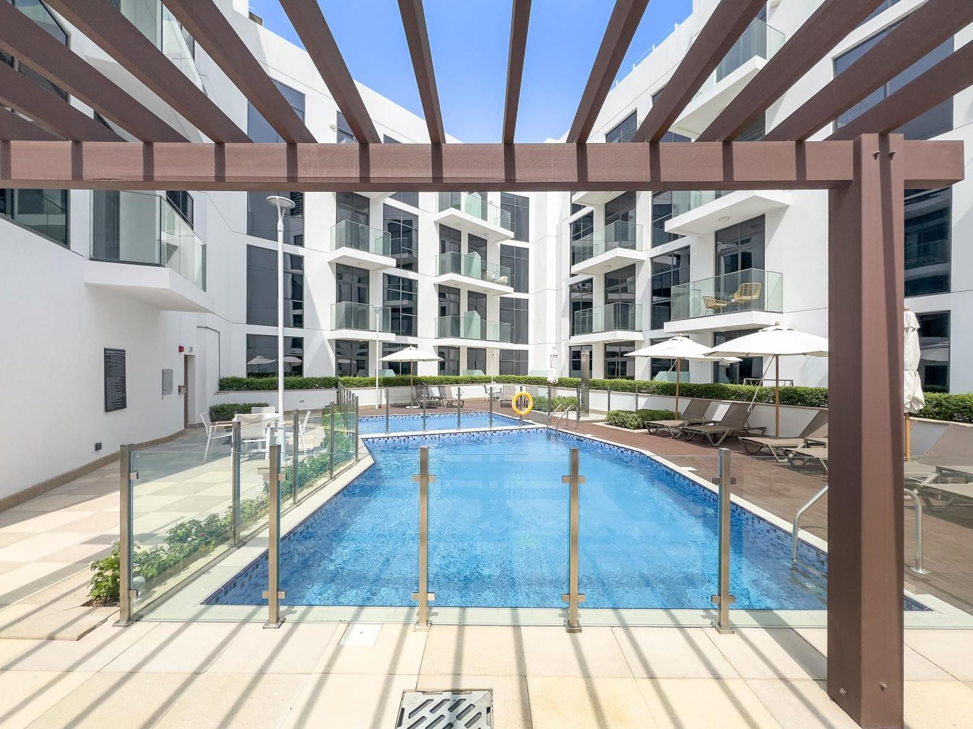Silkhaus Stylish 2bdr In Azizi Gardens With Pool & Gym Apartment Dubai
