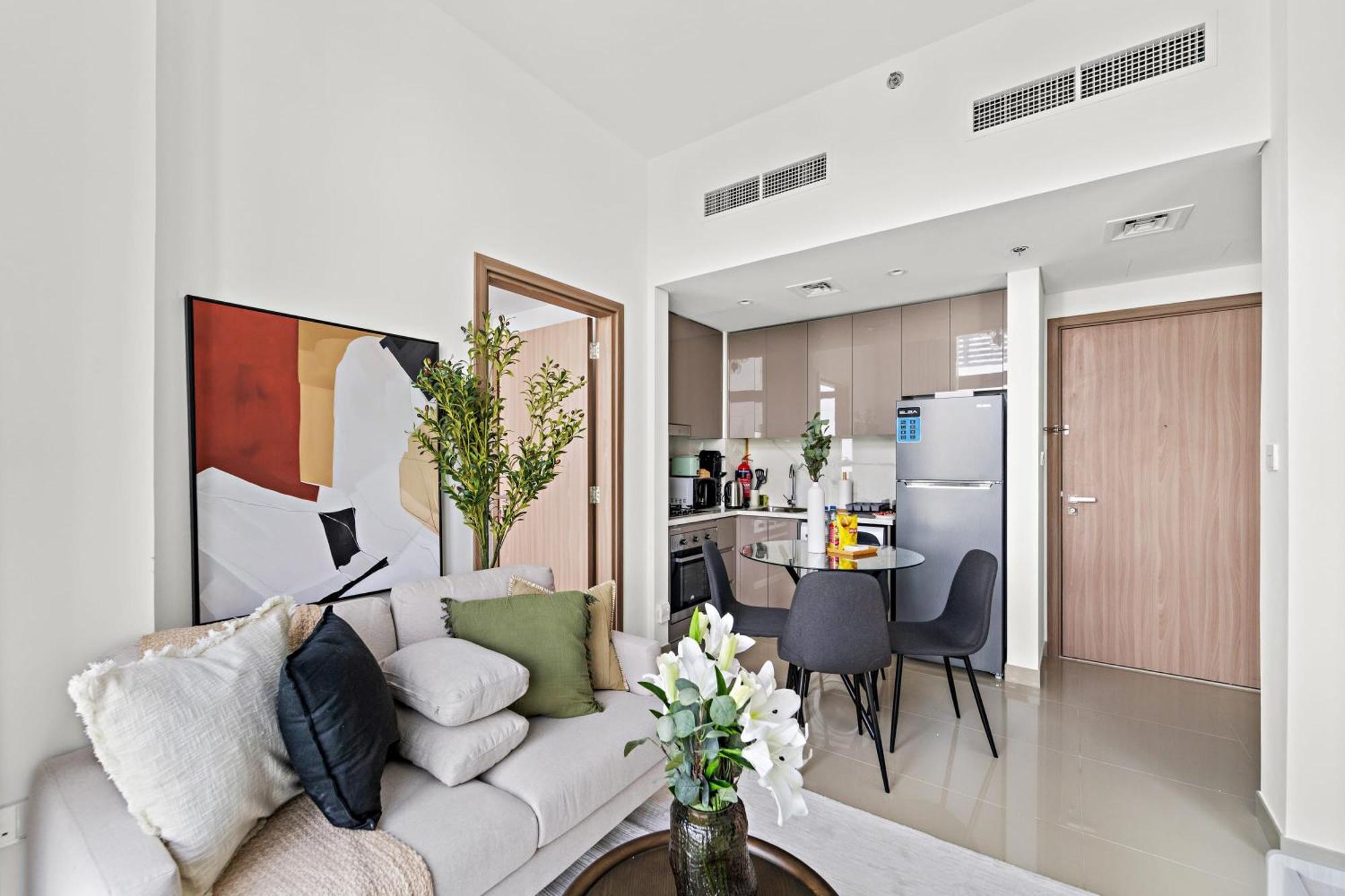 Silkhaus Stylish 2bdr In Azizi Gardens With Pool & Gym Apartment