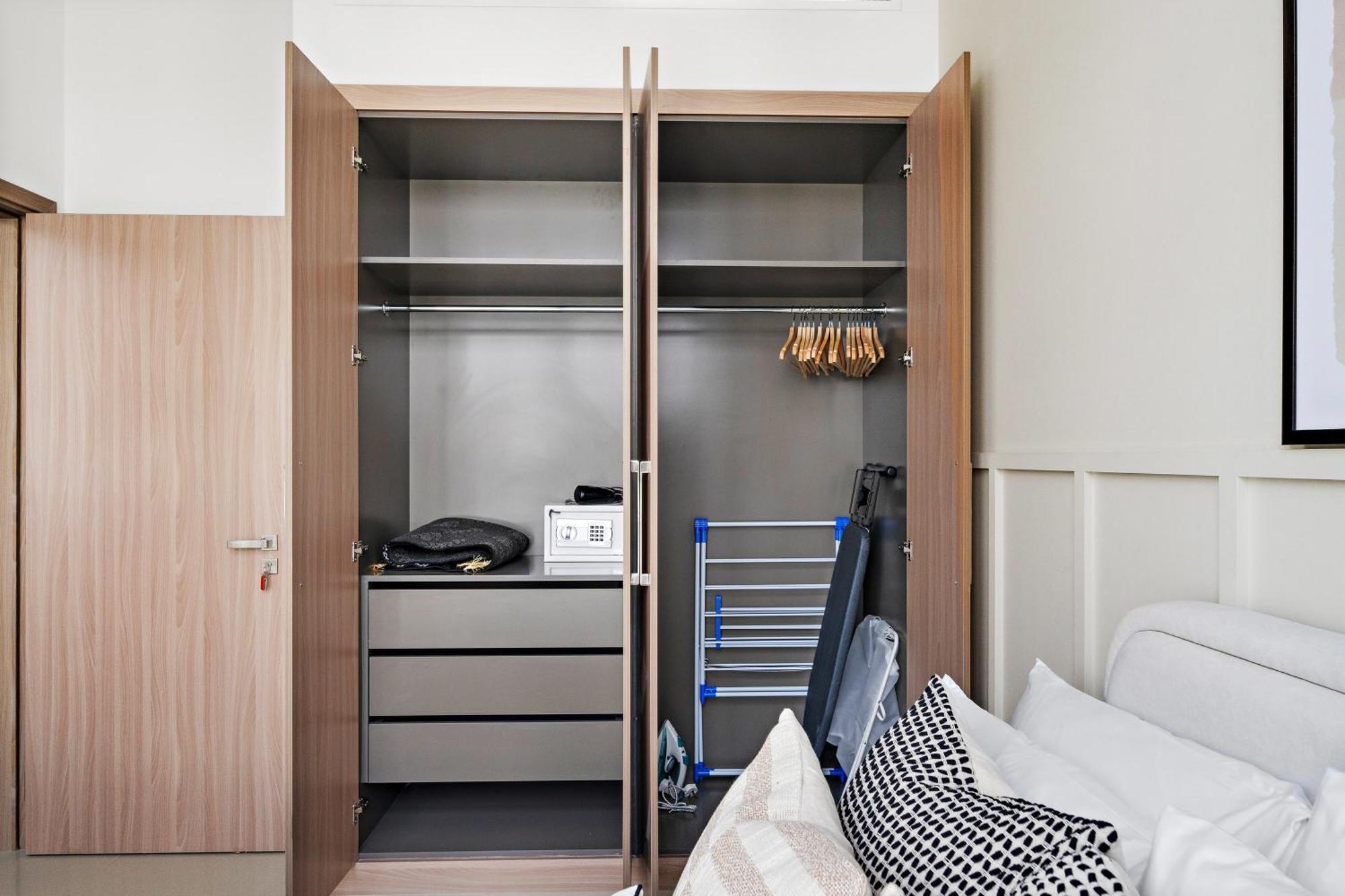 Silkhaus Stylish 2bdr In Azizi Gardens With Pool & Gym Dubai