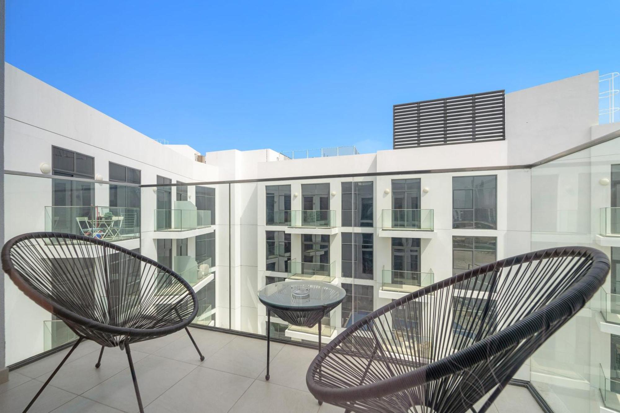 Silkhaus Stylish 2bdr In Azizi Gardens With Pool & Gym * Dubai