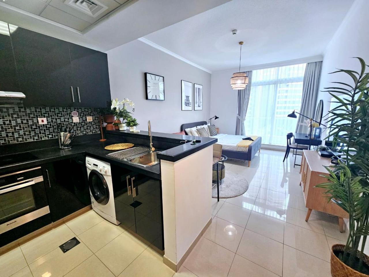 Sunrise Homes - A Stylish In Botanica Tower Apartment