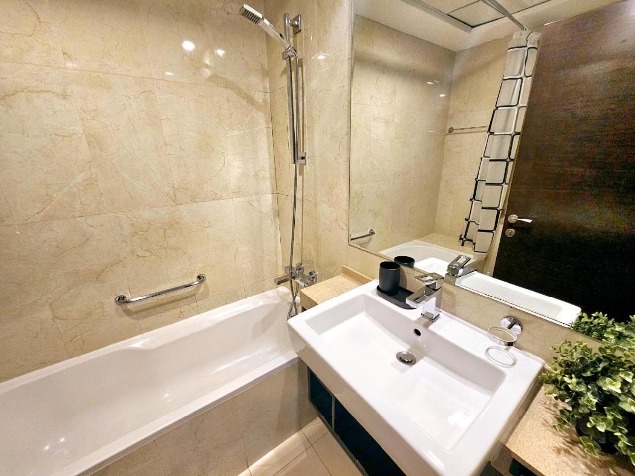 Apartment Sunrise Homes - A Stylish In Botanica Tower Dubai