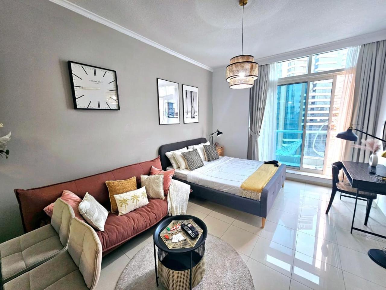 Sunrise Homes - A Stylish In Botanica Tower Apartment *