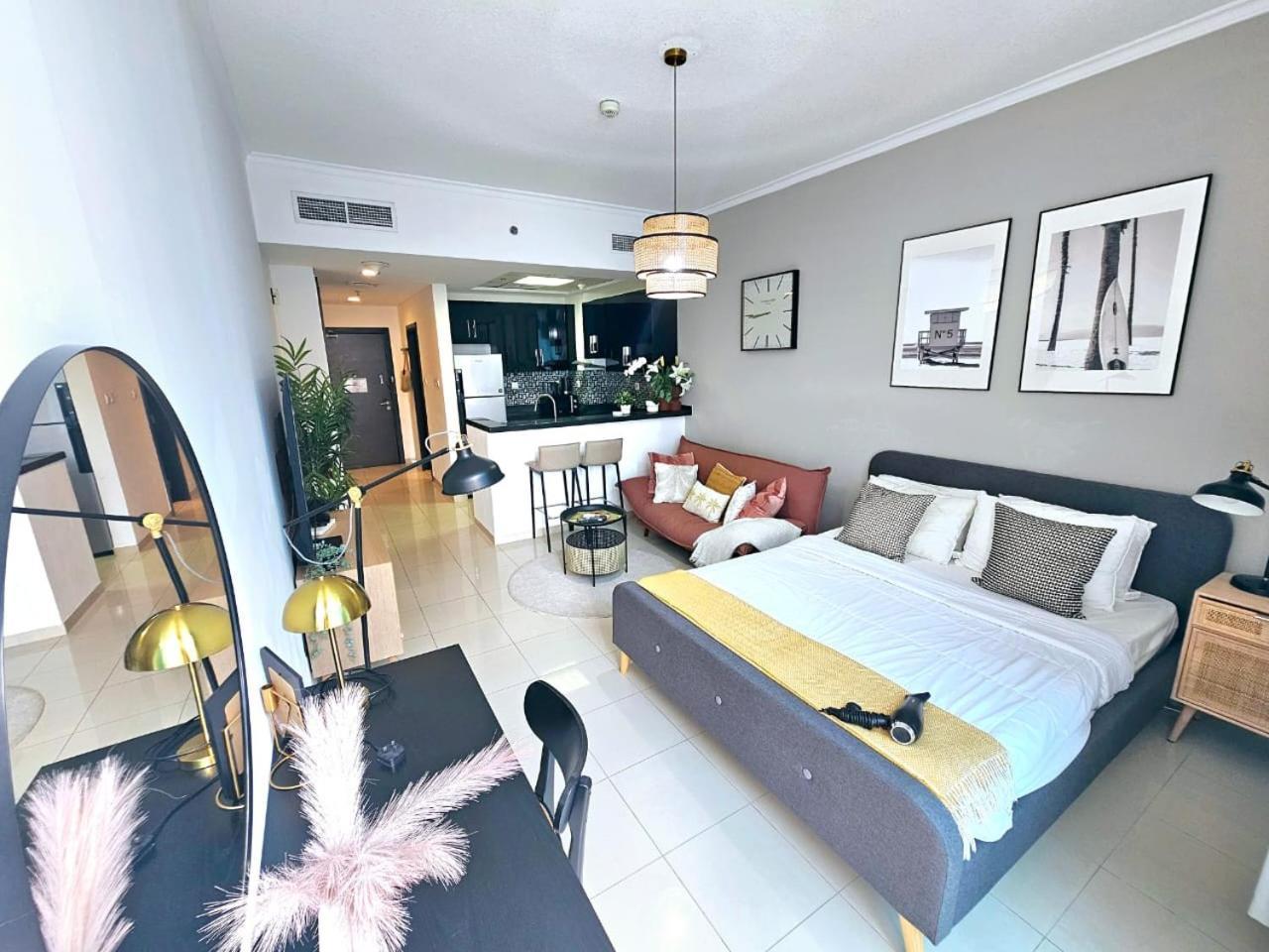 Sunrise Homes - A Stylish In Botanica Tower Apartment