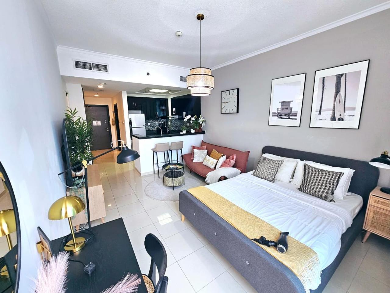 Sunrise Homes - A Stylish In Botanica Tower Apartment *
