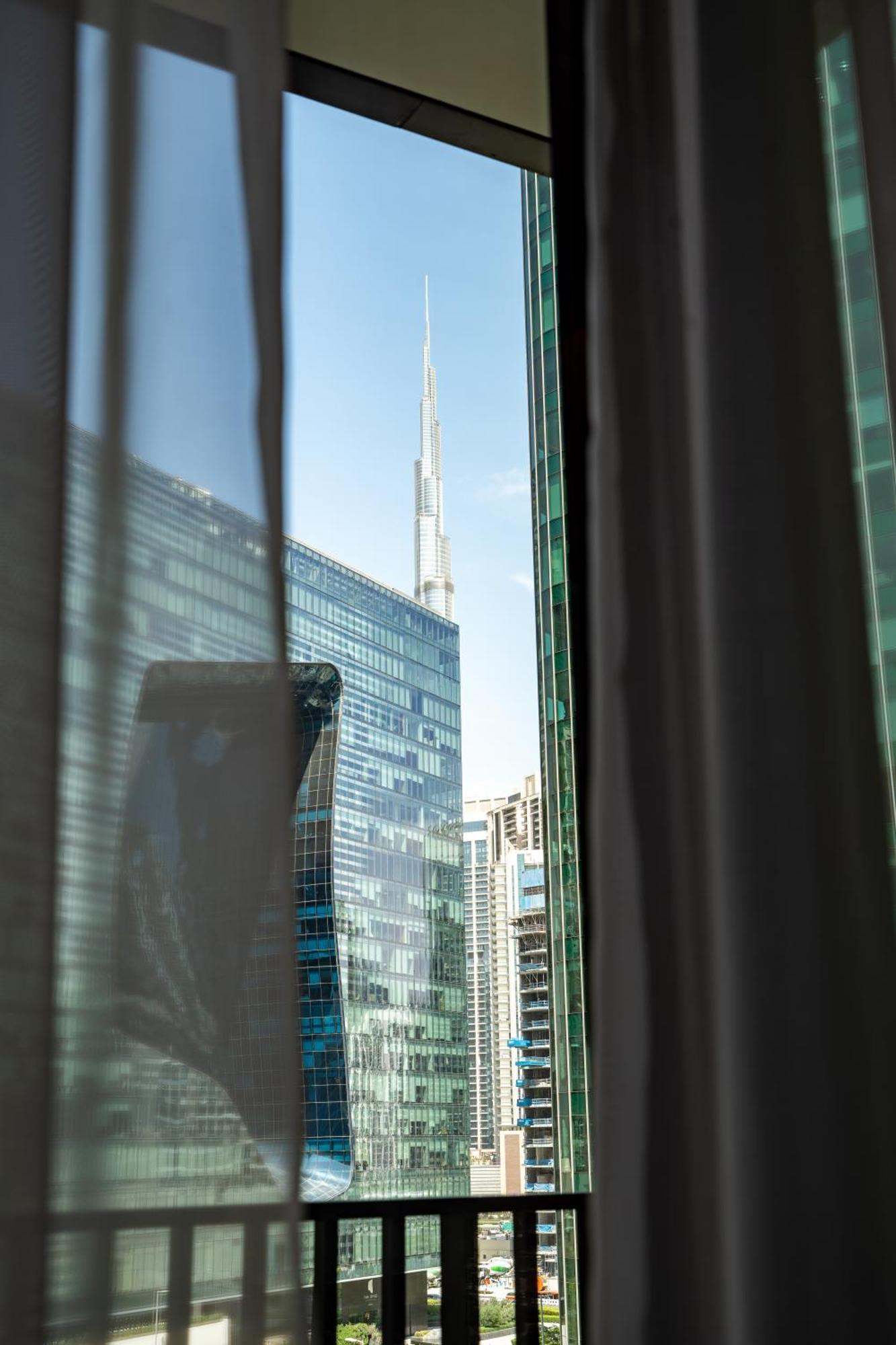 Capsule Flora Business Bay View Burj Khalifa-pool Table-game Arcade-projector-playstation 5 Apartment Dubai
