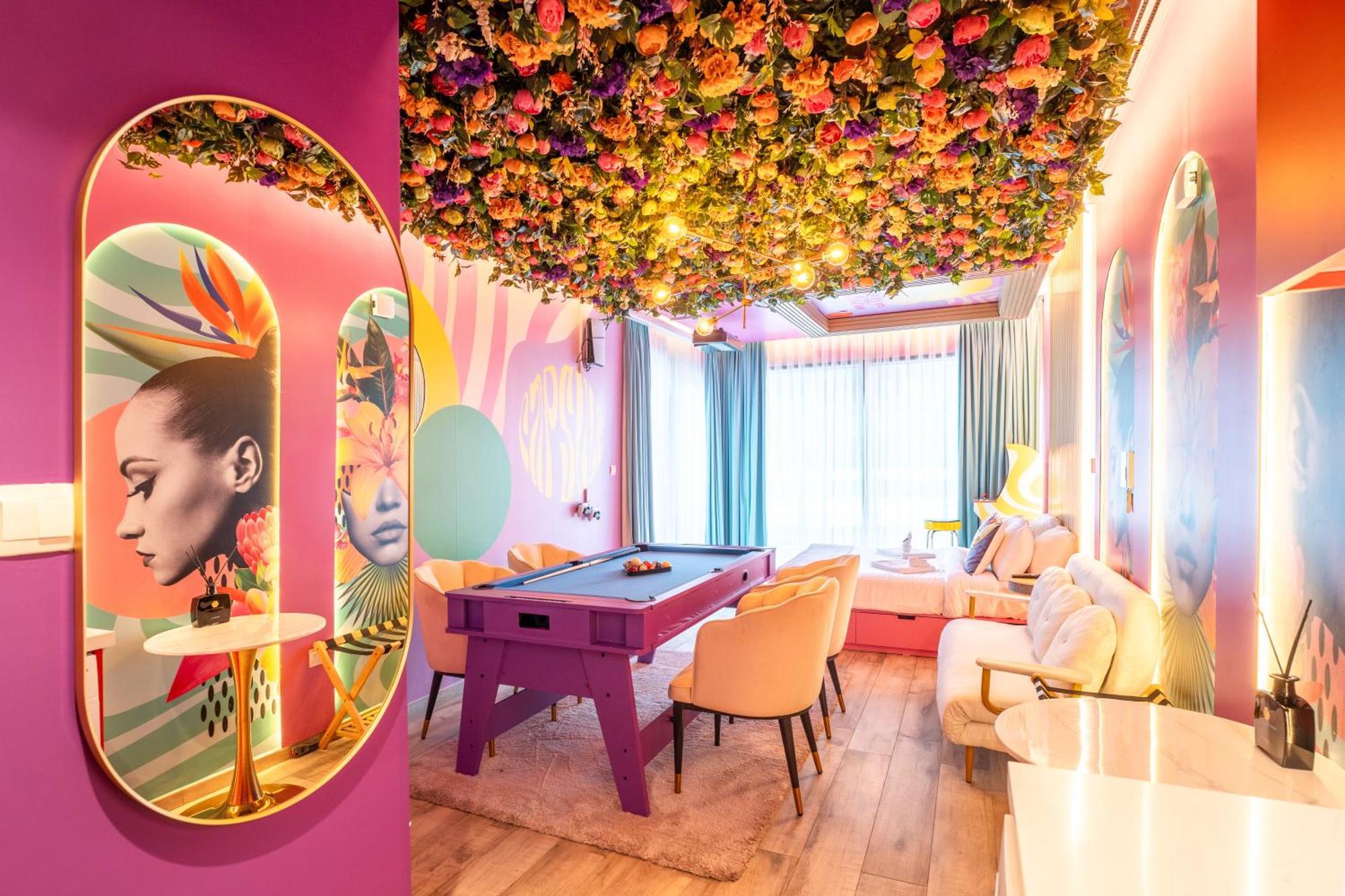 Apartment Capsule Flora Business Bay View Burj Khalifa-pool Table-game Arcade-projector-playstation 5 Dubai