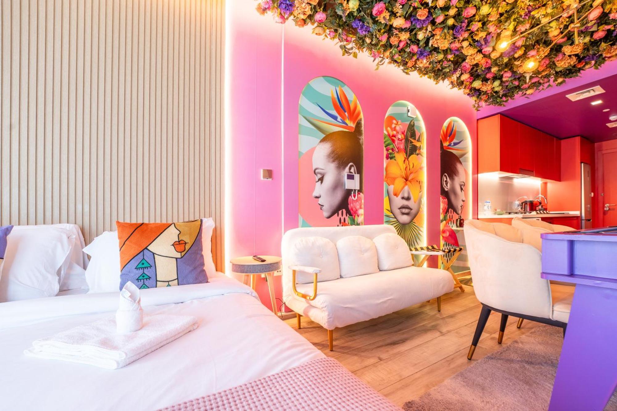 Capsule Flora Business Bay View Burj Khalifa-pool Table-game Arcade-projector-playstation 5 Apartment