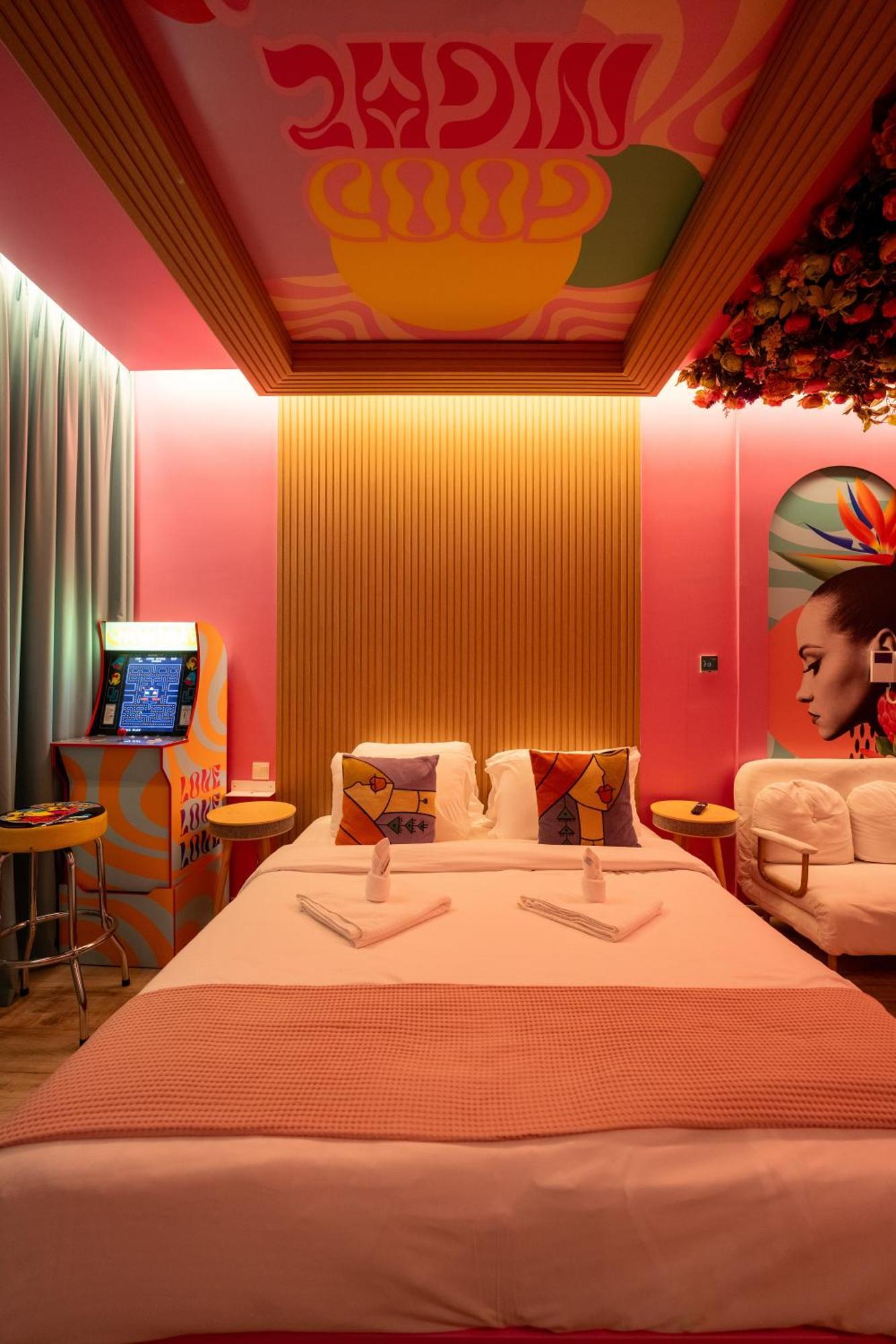 Apartment Capsule Flora Business Bay View Burj Khalifa-pool Table-game Arcade-projector-playstation 5 Dubai