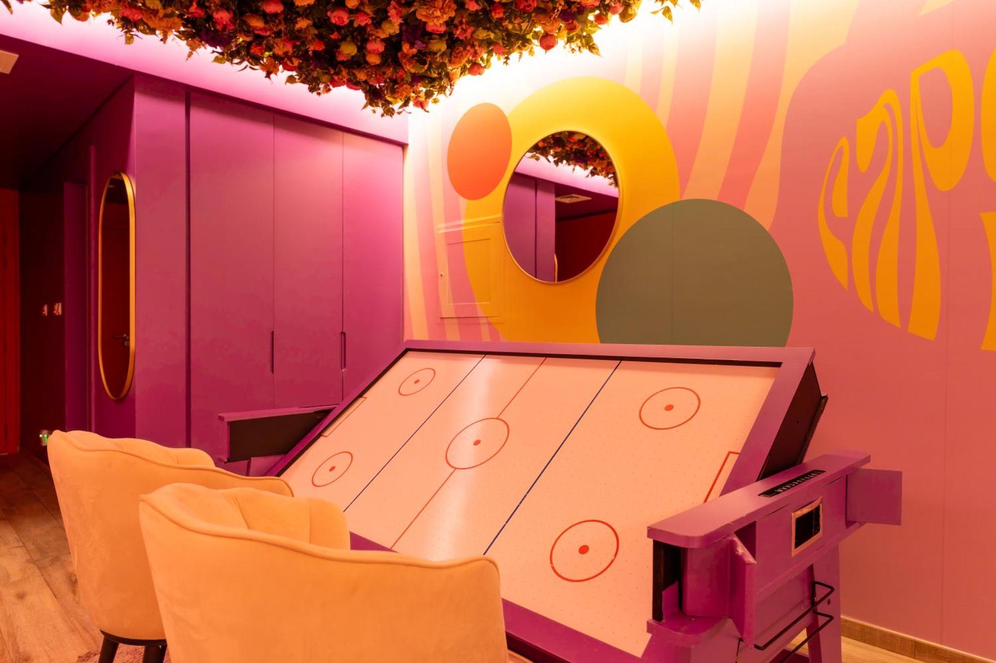 Apartment Capsule Flora Business Bay View Burj Khalifa-pool Table-game Arcade-projector-playstation 5