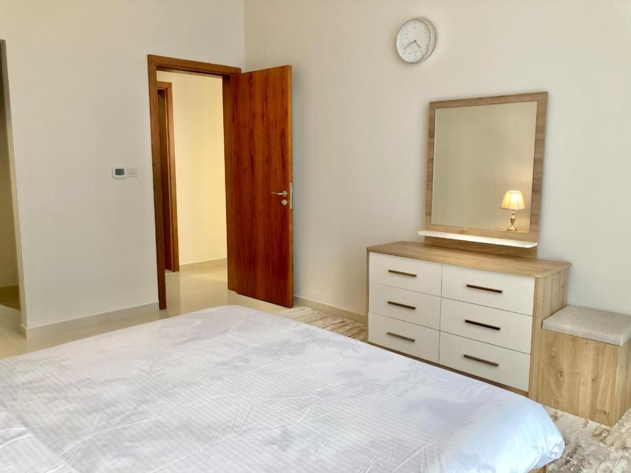 Signature 1 Bedroom Escape In Dunya Tower Experience Downtown At Its Finest Apartment Dubai