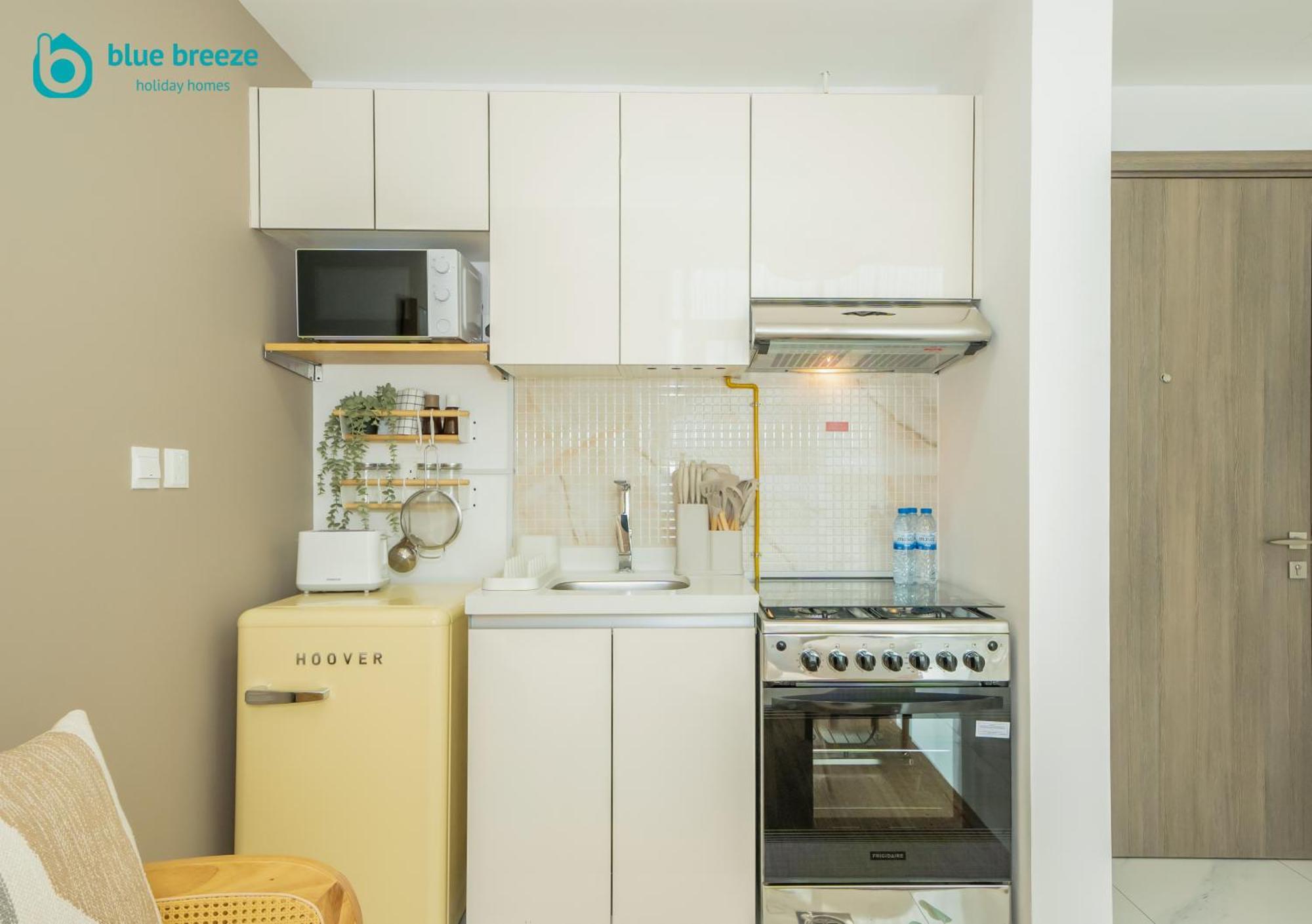 Blue Breeze - Elegant In Serenity 5, Jvc Apartment *