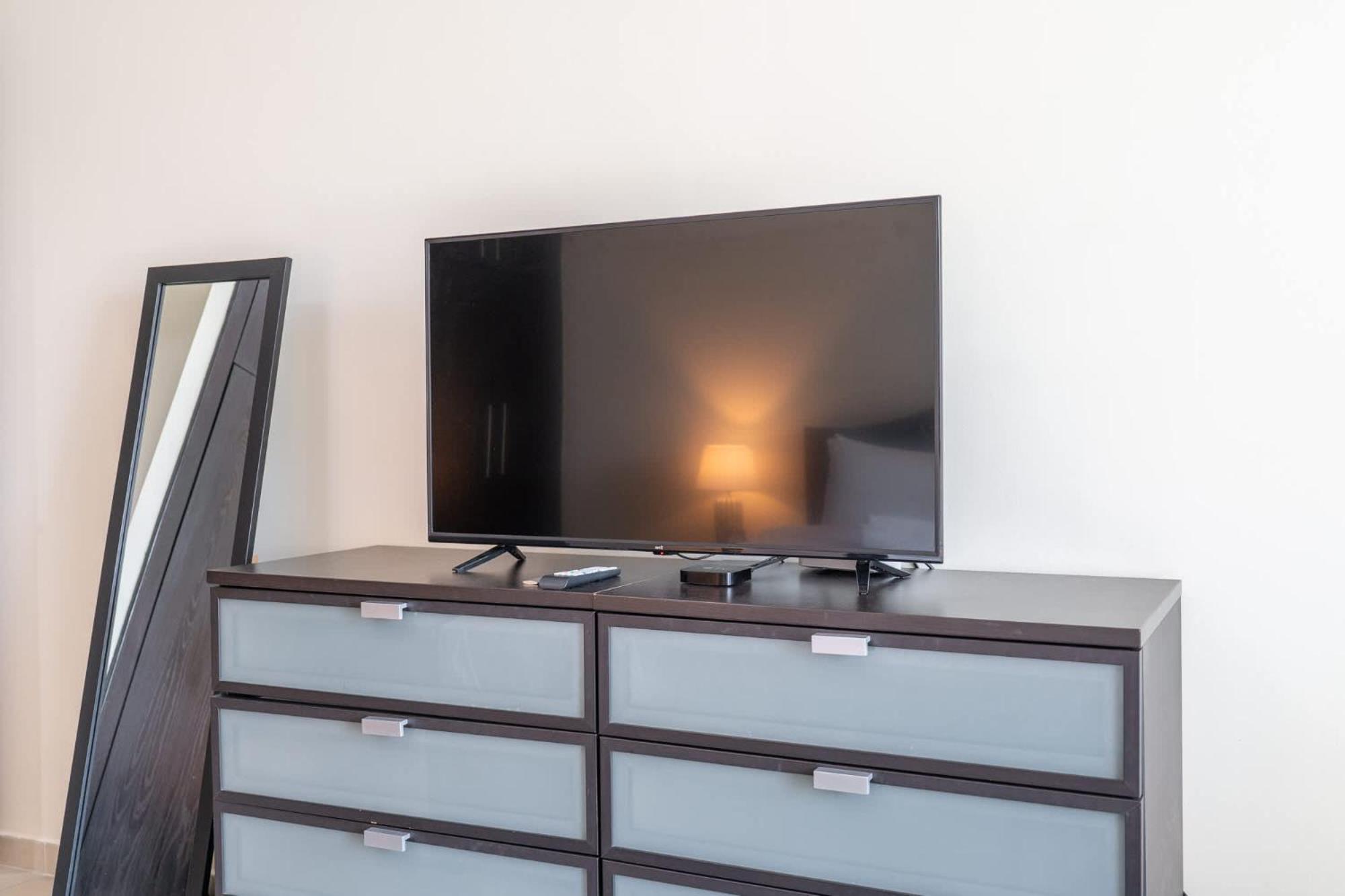 Amazing And Chic 1 Bedroom In Goldcrest Views 2 Dubai