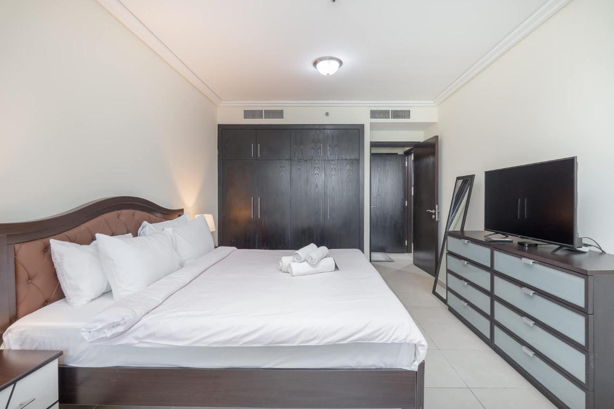 Amazing And Chic 1 Bedroom In Goldcrest Views 2 Dubai