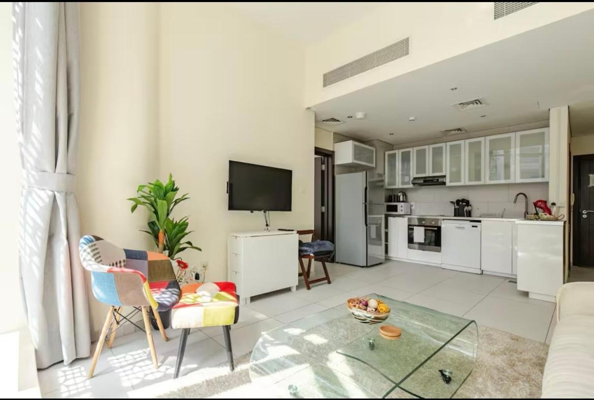 Luxury Marina Stunning Views & Rooftop Pool Apartment Dubai