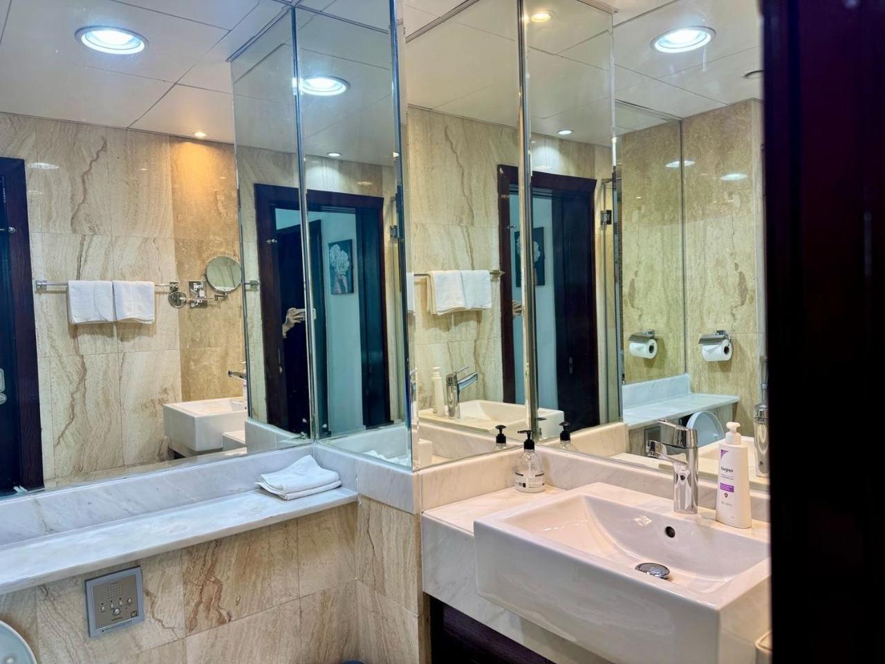 3br Penthouse - 5 Mins From Mall