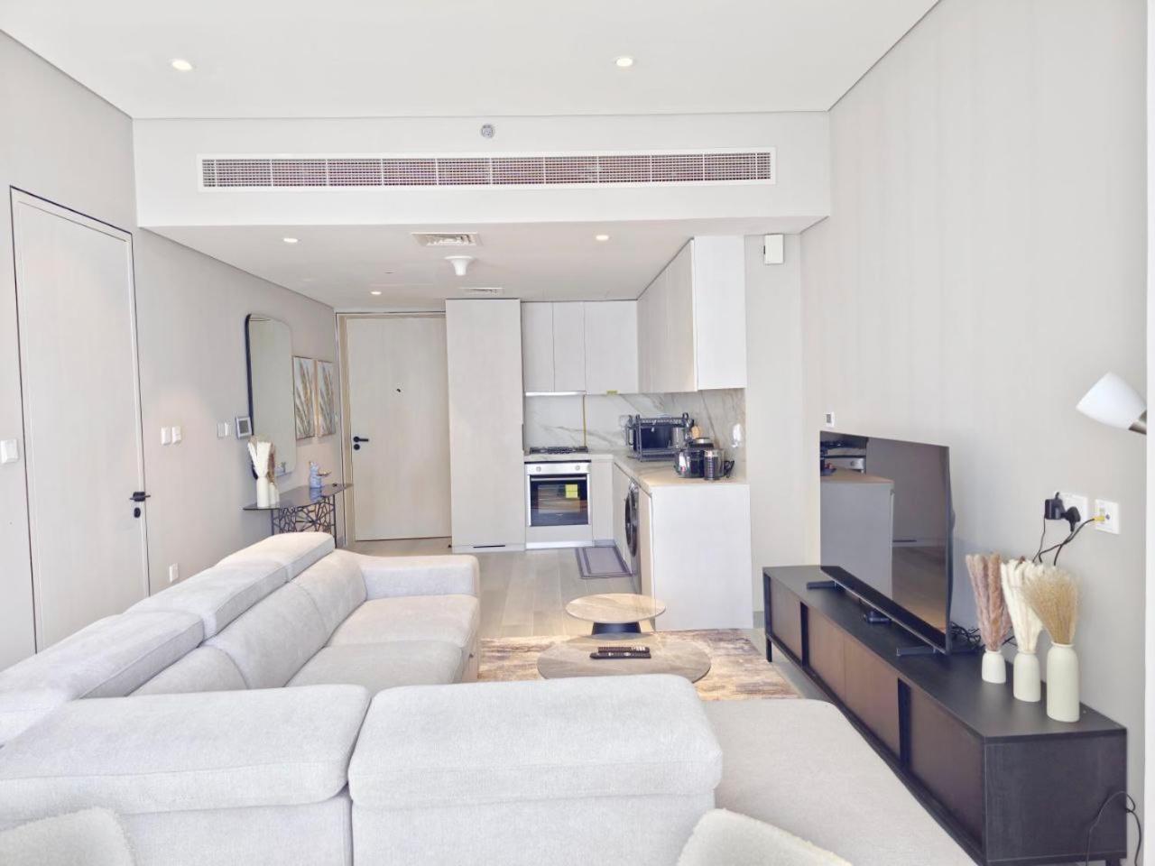 Marina Walk Gem Modern With Pool & Gym Access, Steps To & Metro Dubai