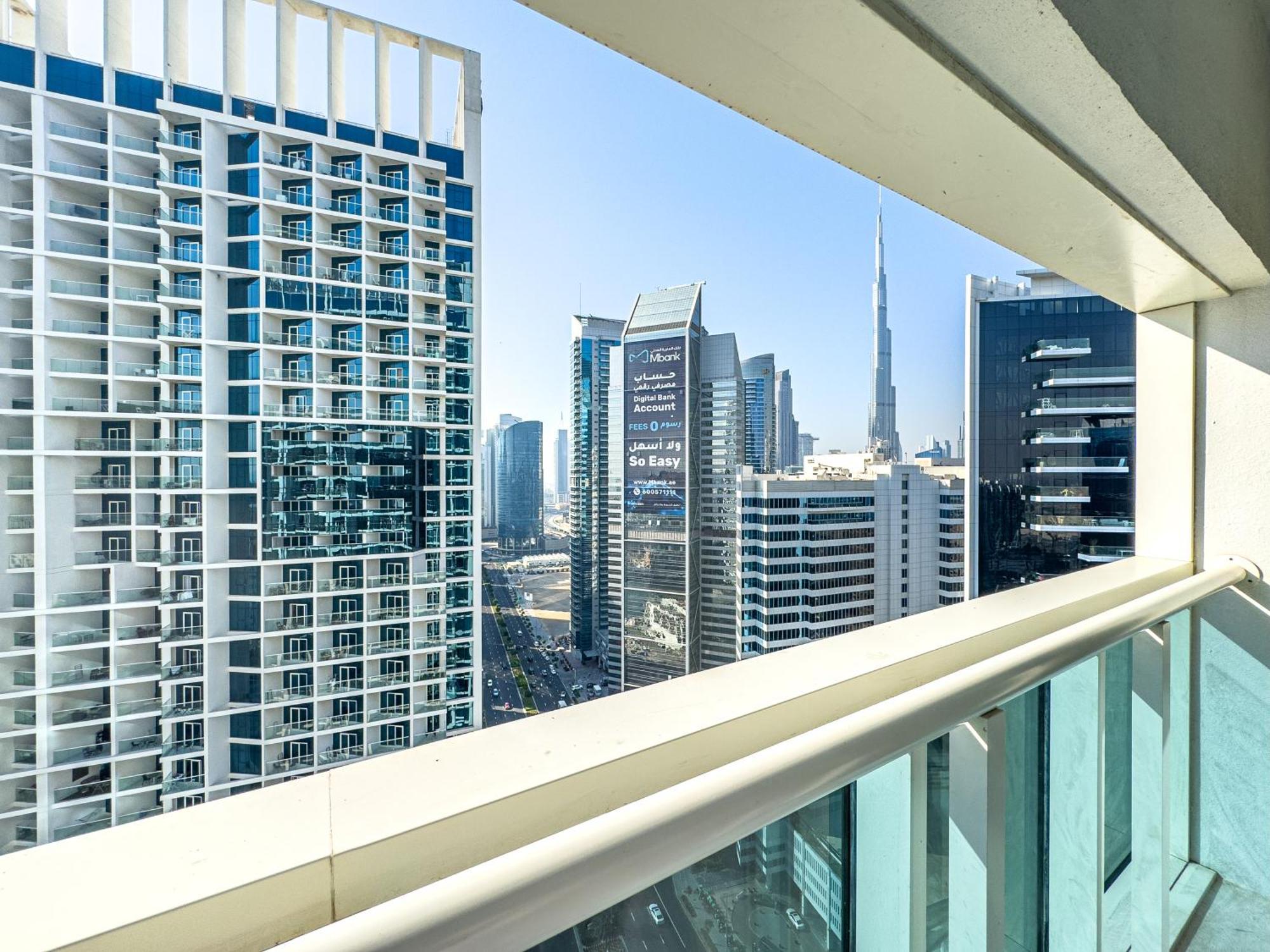 Apartment Deluxe One-bedroom In Business Bay With Burj Khalifa And Canal View Dubai