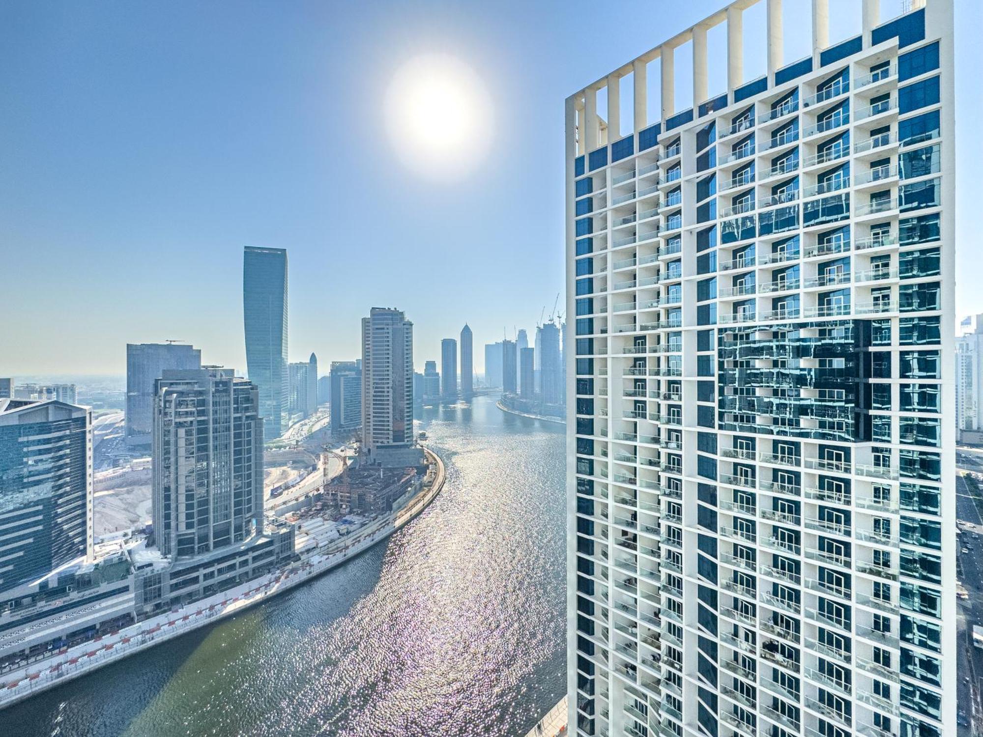 Apartment Deluxe One-bedroom In Business Bay With Burj Khalifa And Canal View