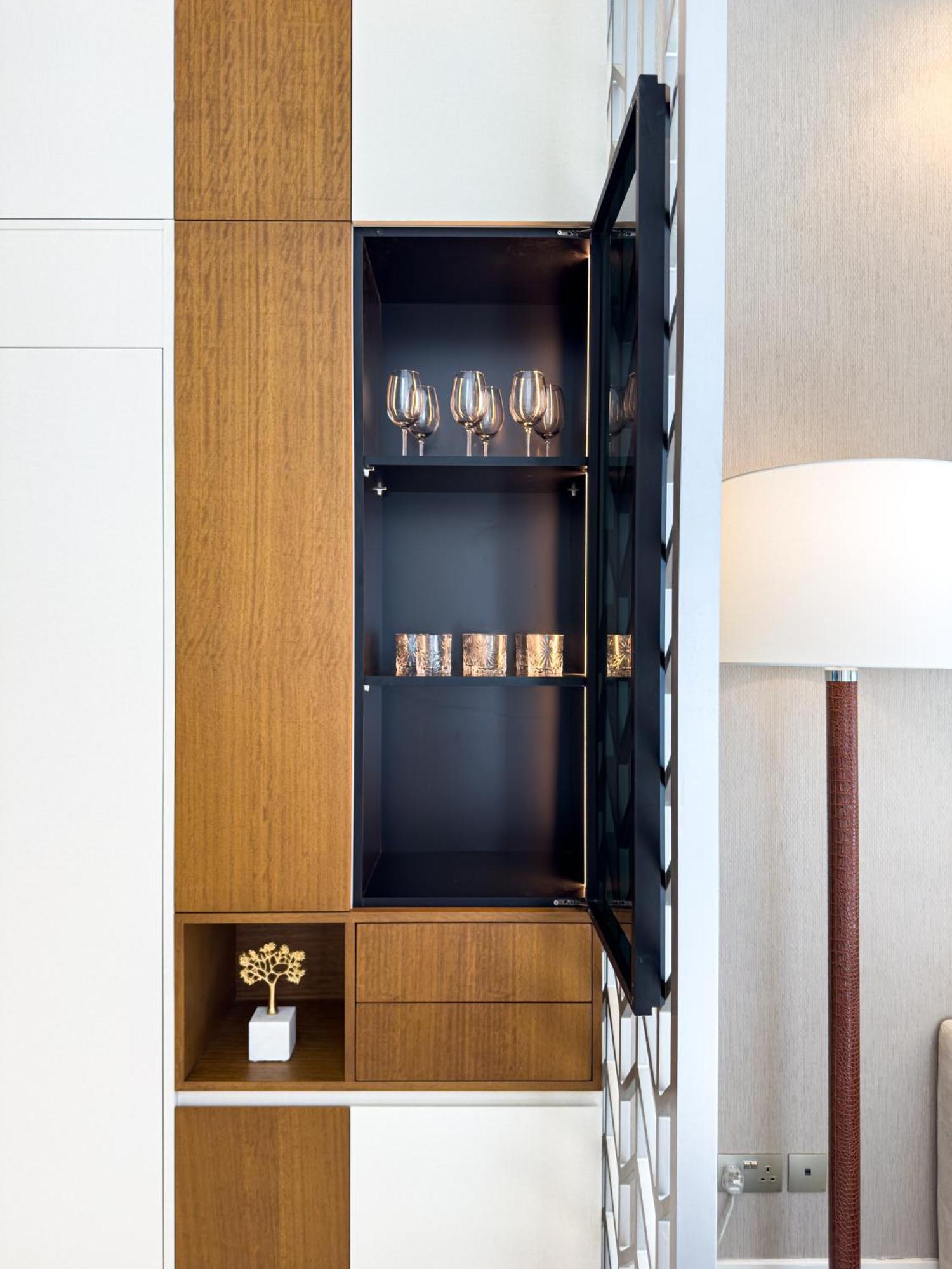 Deluxe One-bedroom In Business Bay With Burj Khalifa And Canal View Dubai