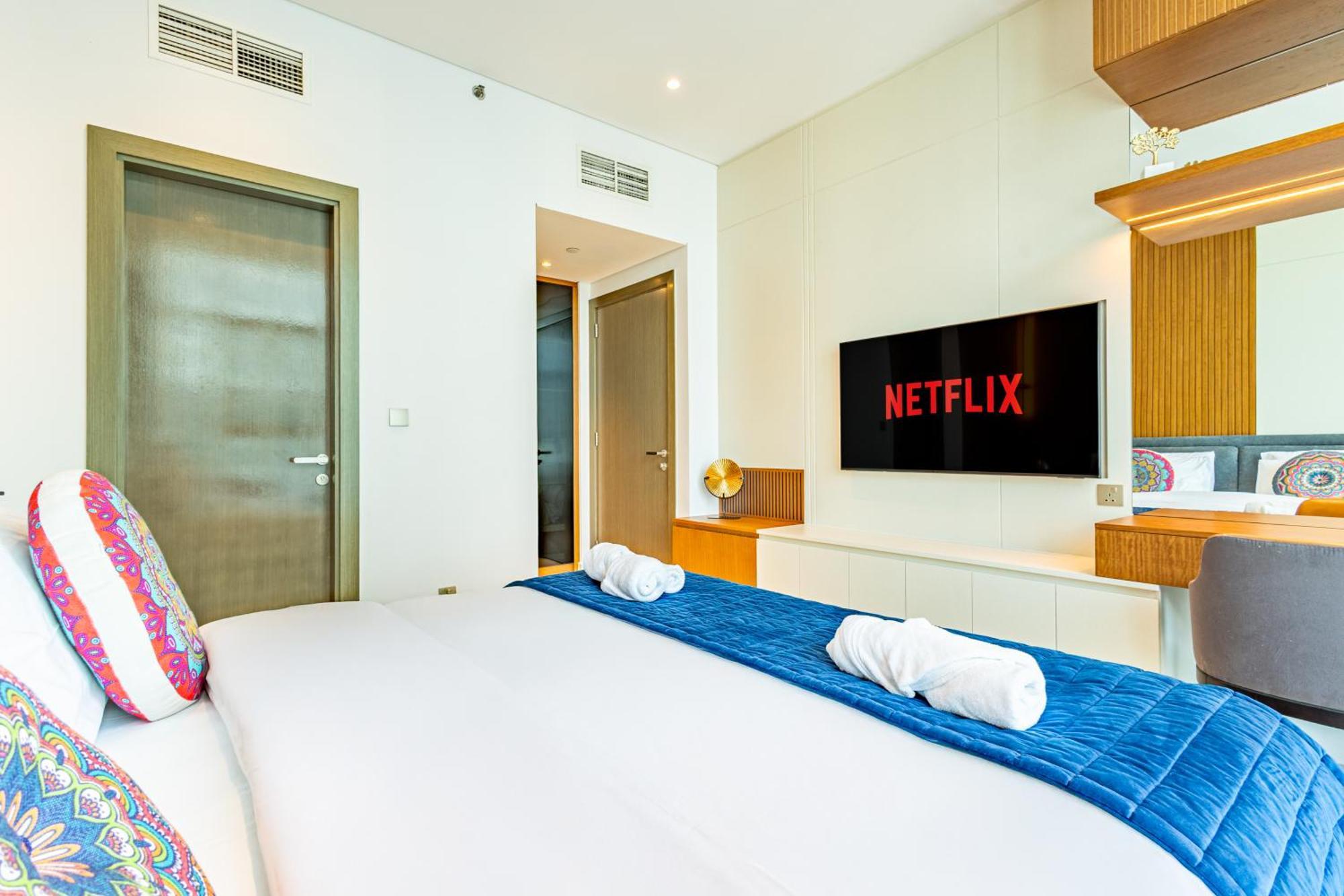Deluxe One-bedroom In Business Bay With Burj Khalifa And Canal View Apartment