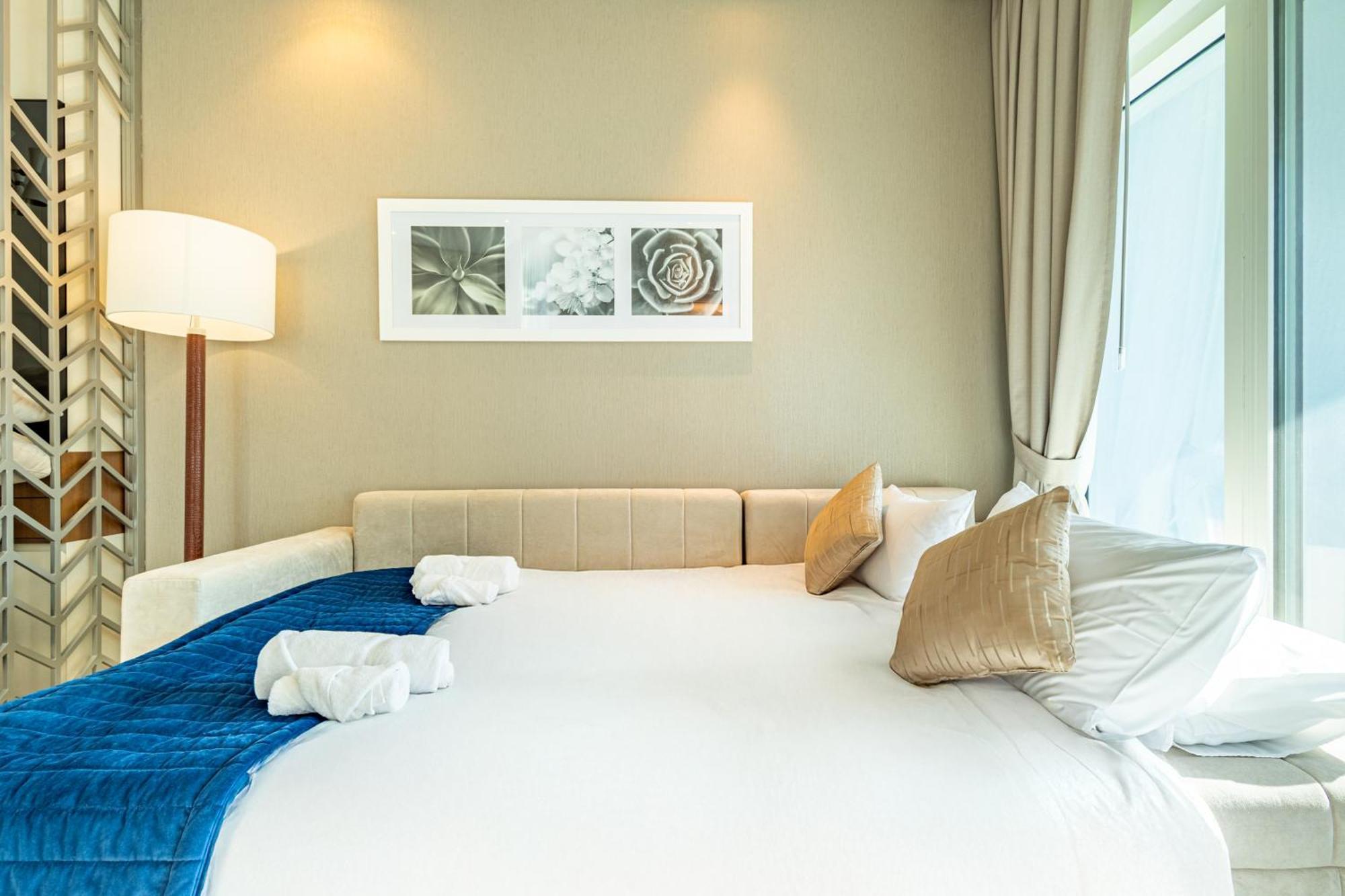 Apartment Deluxe One-bedroom In Business Bay With Burj Khalifa And Canal View Dubai