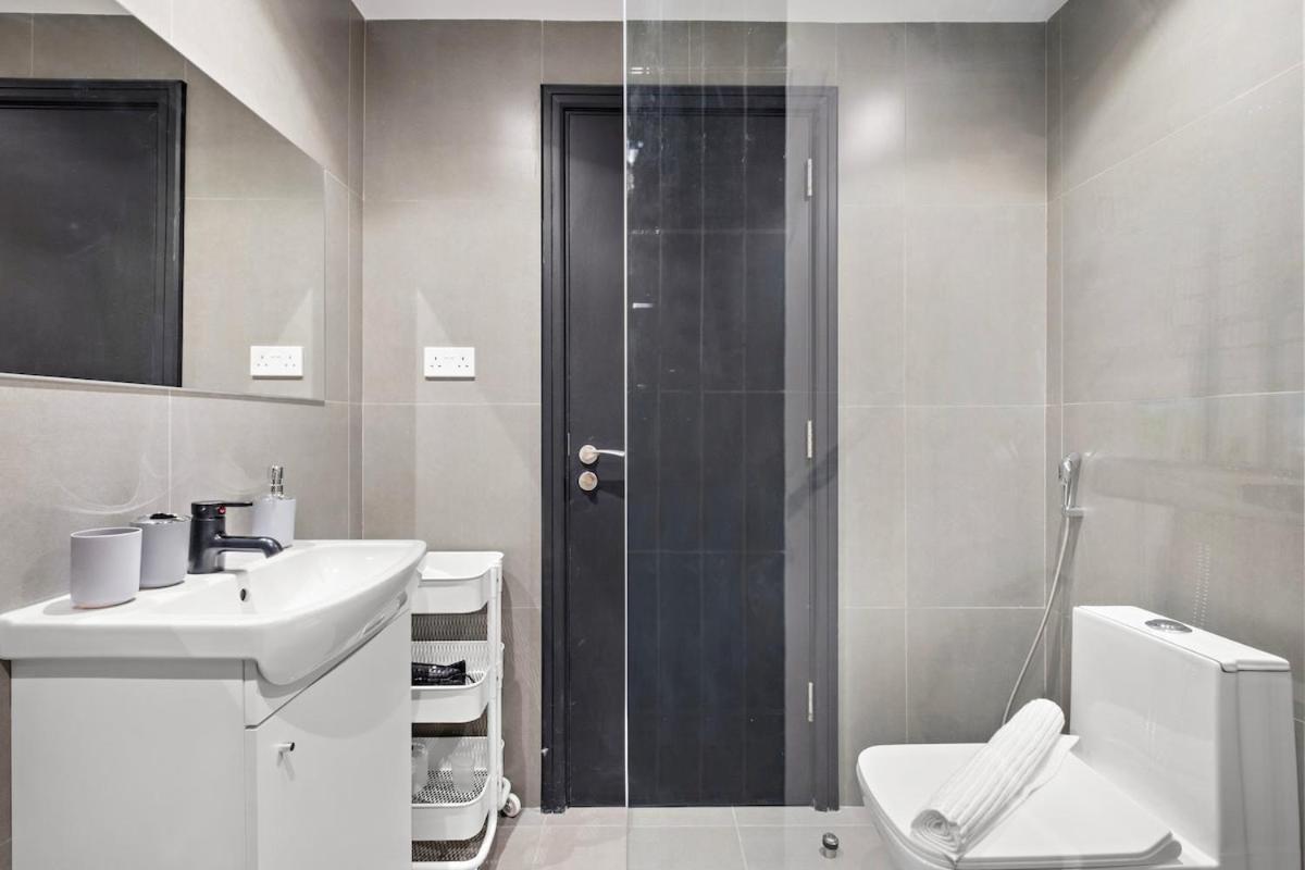 Stylish Downtown By Burj Khalifa Apartment *