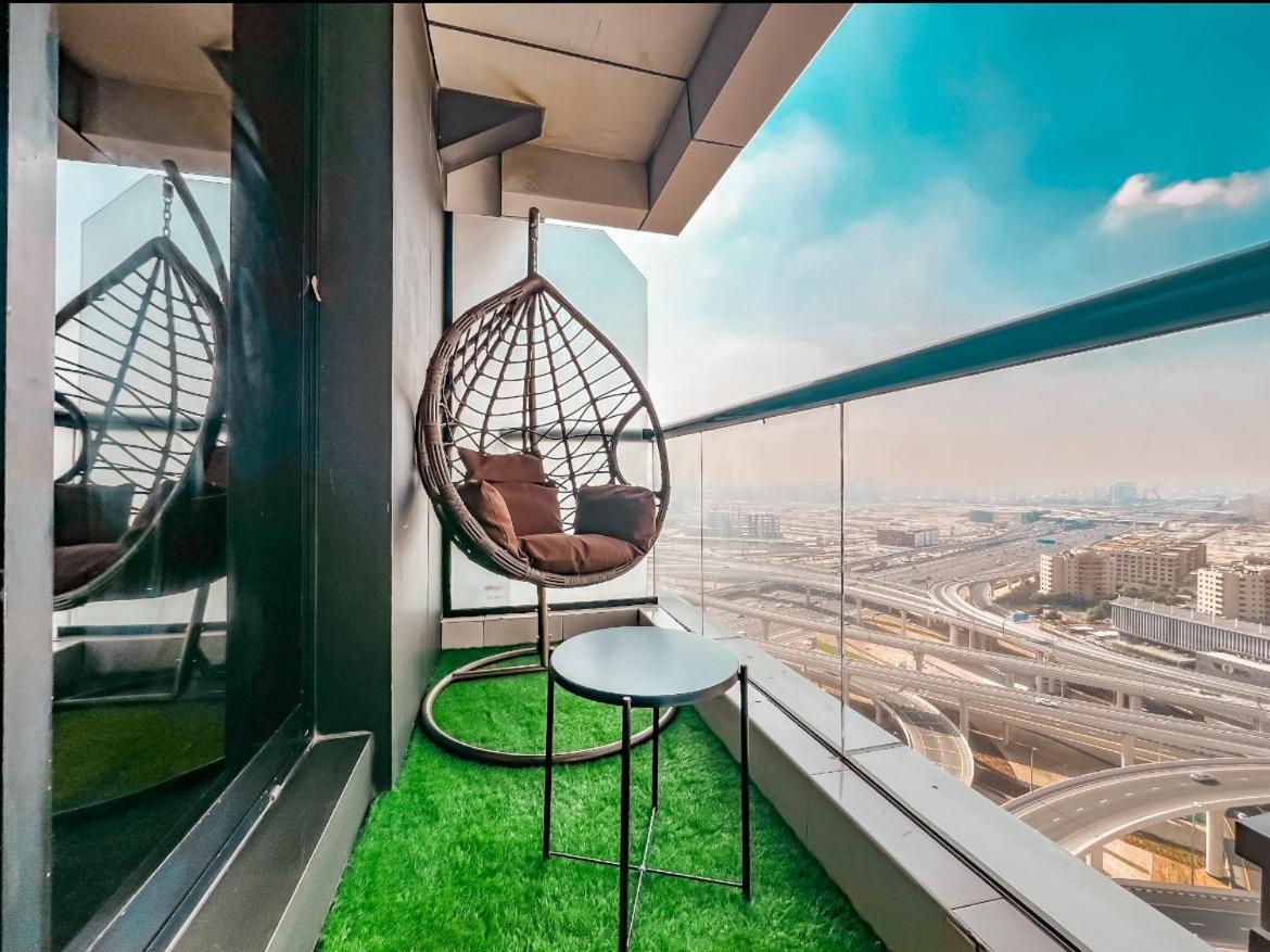 Perfect Location! Near Jbr & Metro * Dubai